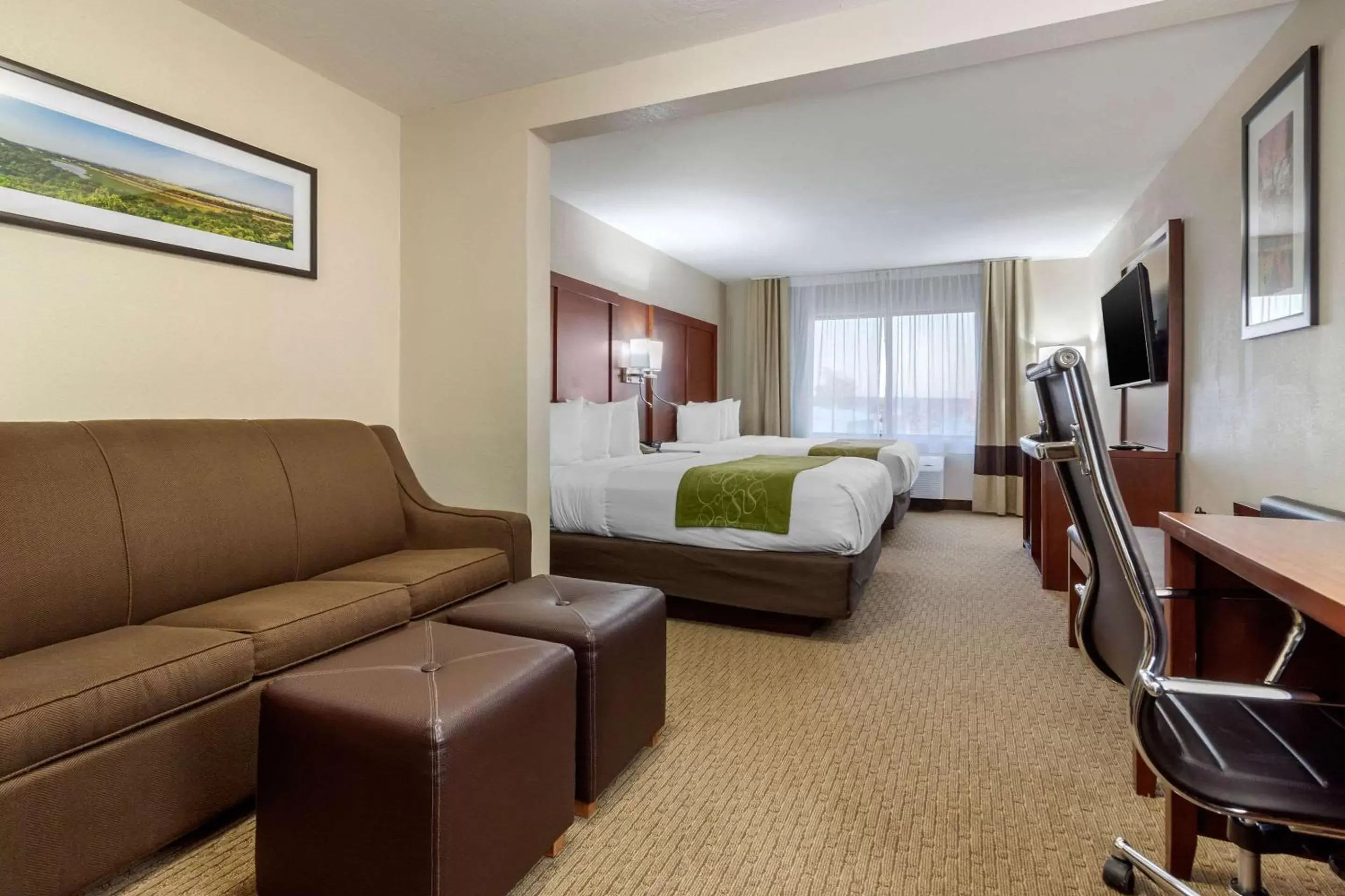 Photo of the whole room in Comfort Suites Omaha East-Council Bluffs