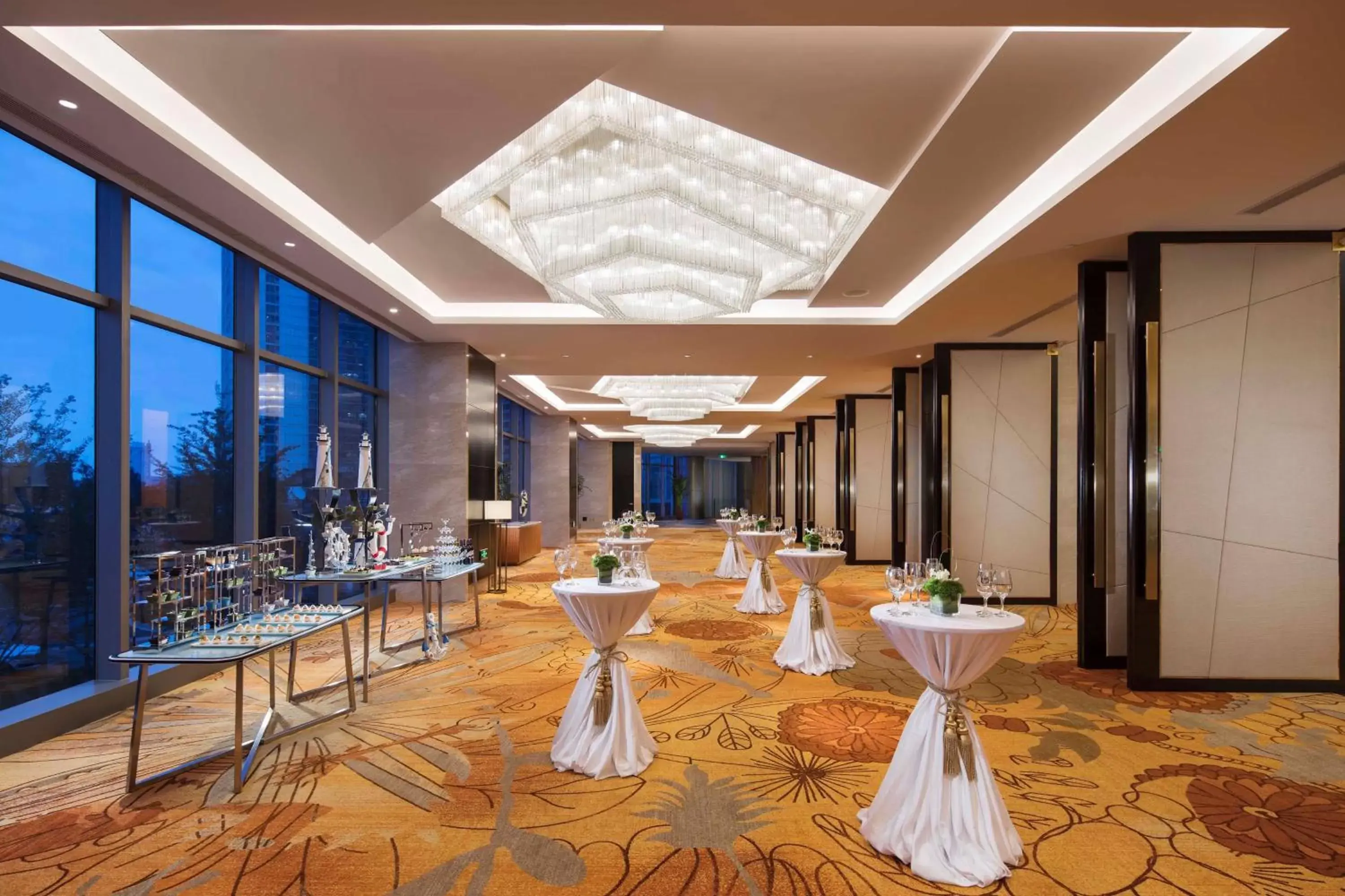 Meeting/conference room, Restaurant/Places to Eat in Hilton Yantai