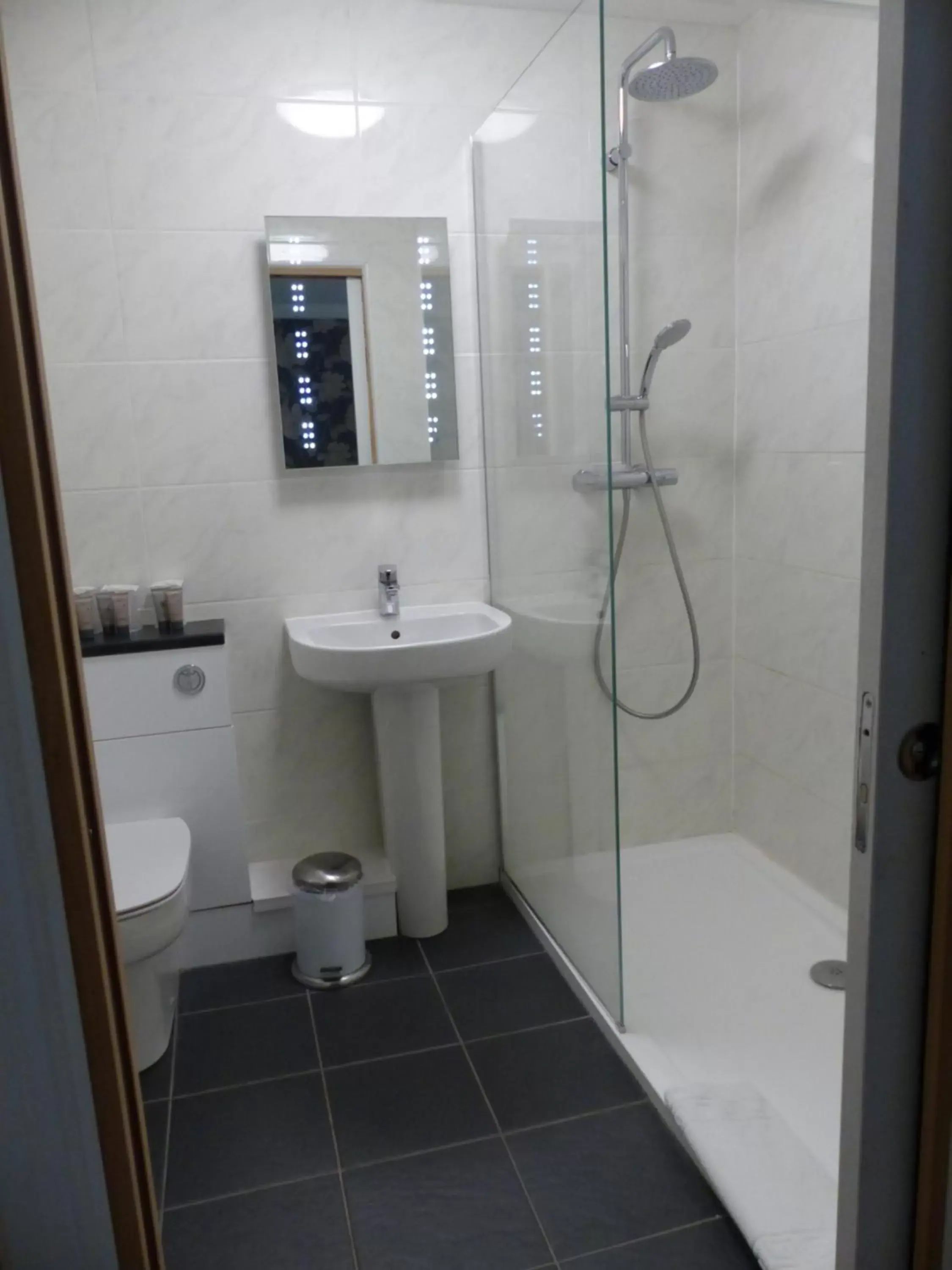 Bathroom in Farnham House Hotel