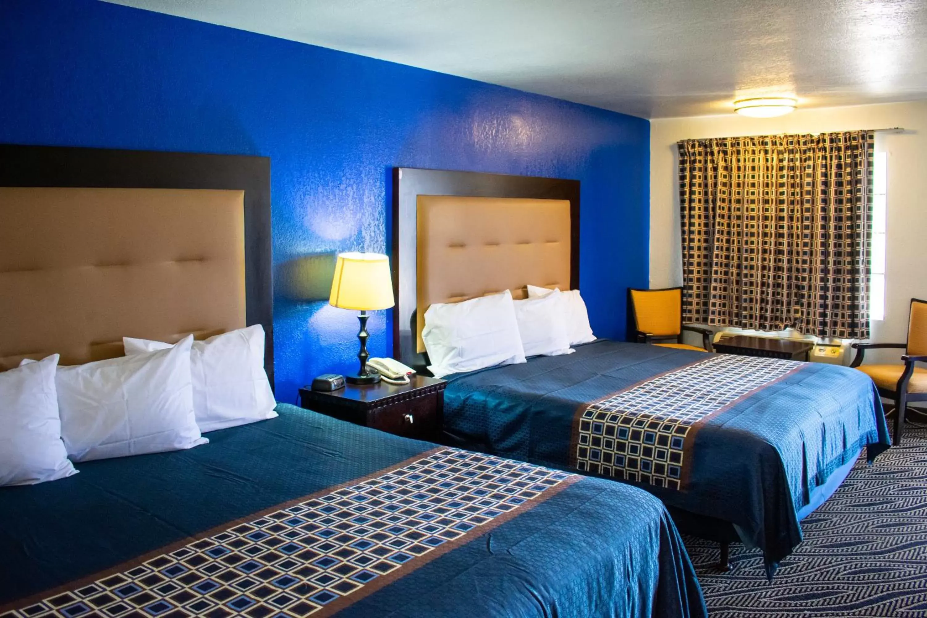 Bed in Blue Jay Inn & Suites