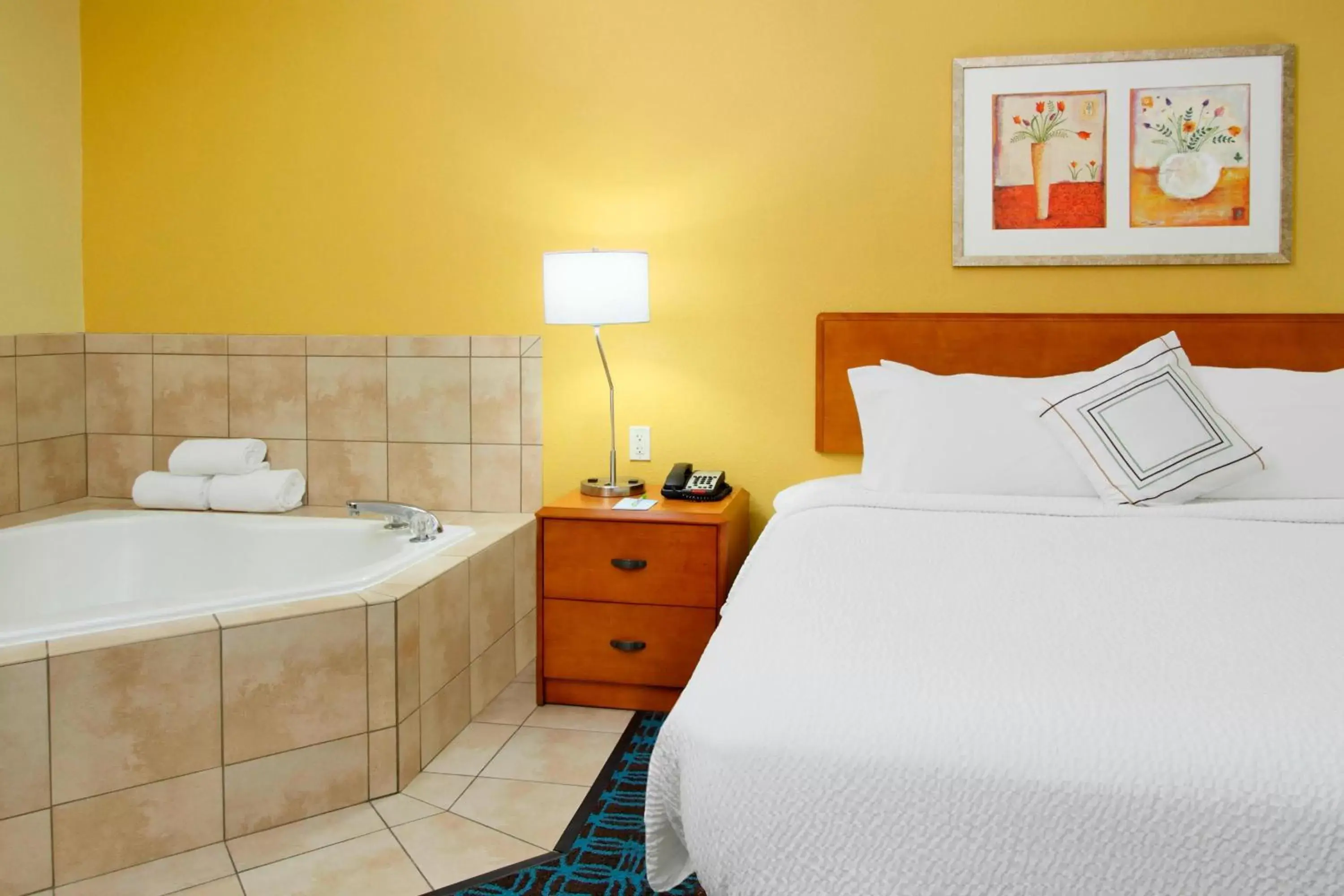Swimming pool, Bed in Fairfield Inn & Suites by Marriott Fairfield Napa Valley Area
