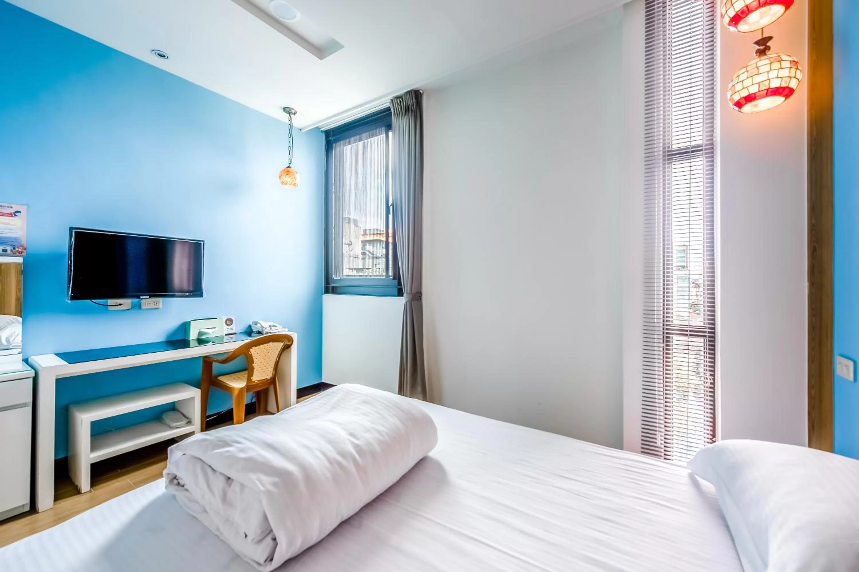 Photo of the whole room, Bed in lightness Station Inn