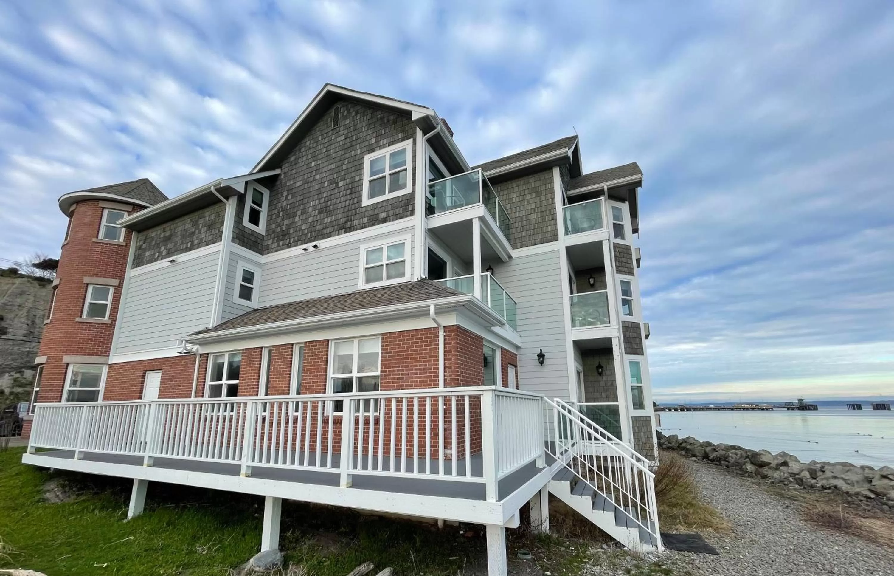 Property building in Tides Inn & Suites