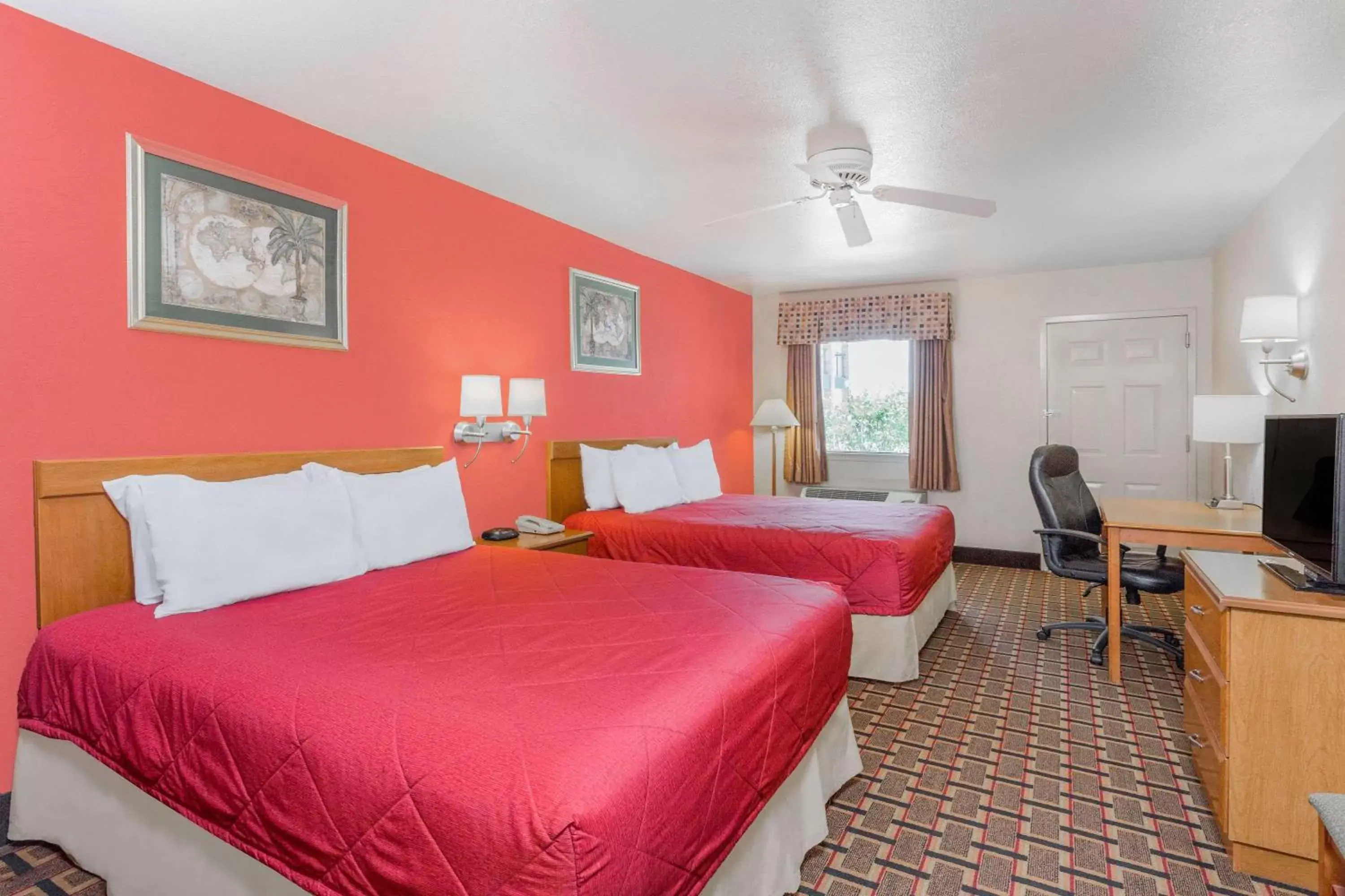 Photo of the whole room, Bed in Ramada Limited San Angelo