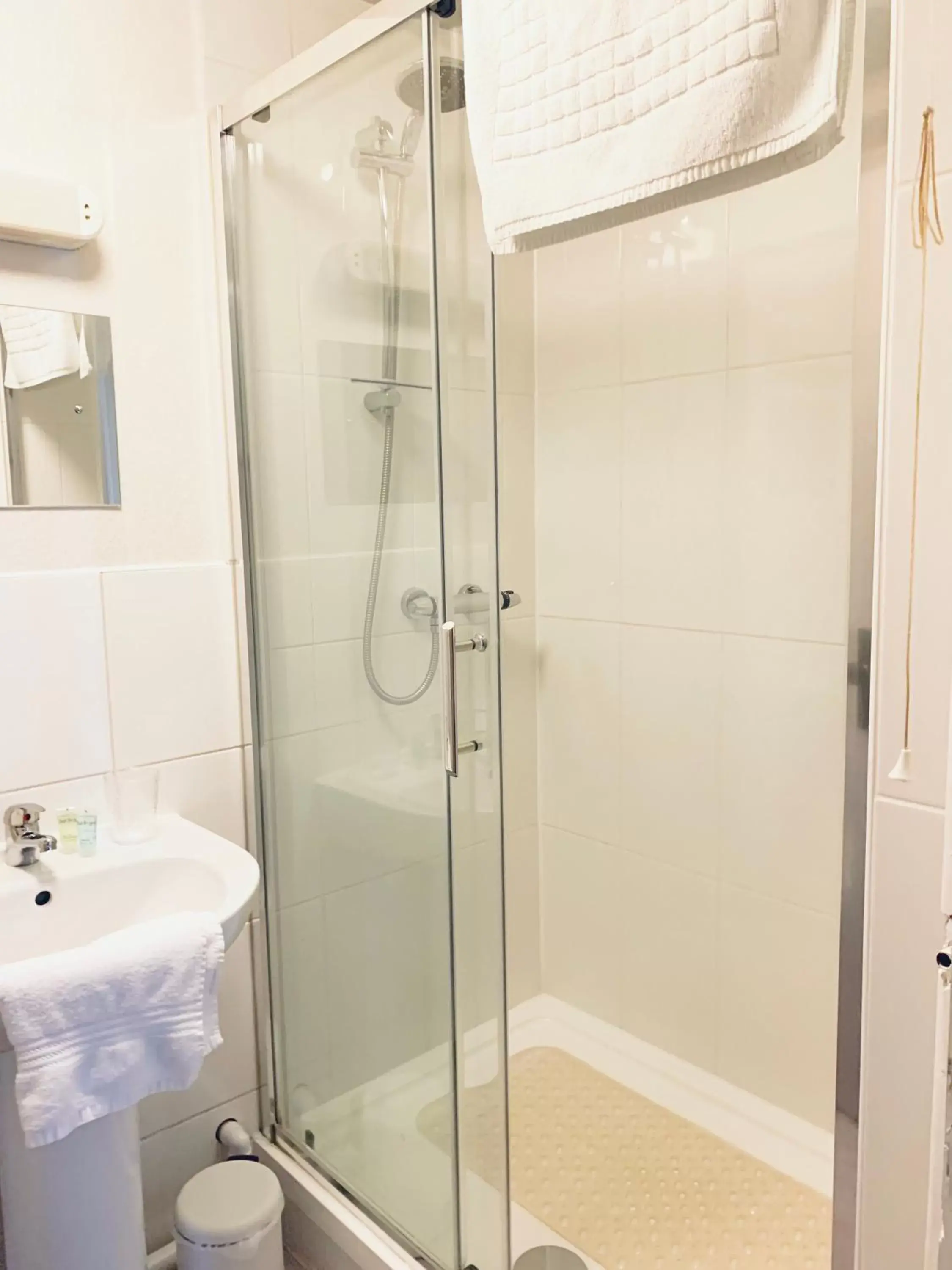 Family Room (2 Adults + 1 Child) in Cambrian House Family Room (2 Adults + 1 Child) in Cambrian House