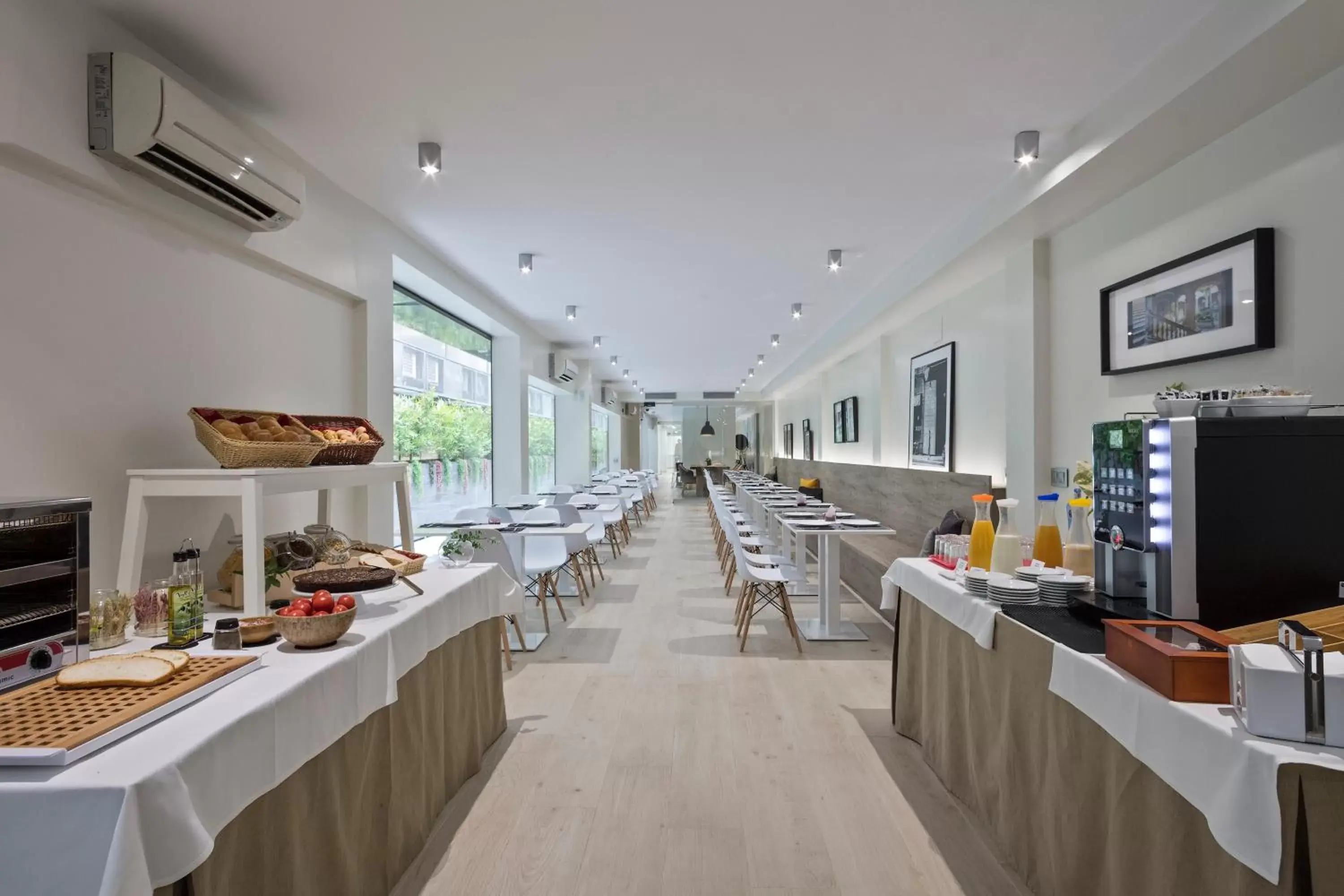 Buffet breakfast, Restaurant/Places to Eat in Aparthotel Bcn Montjuic