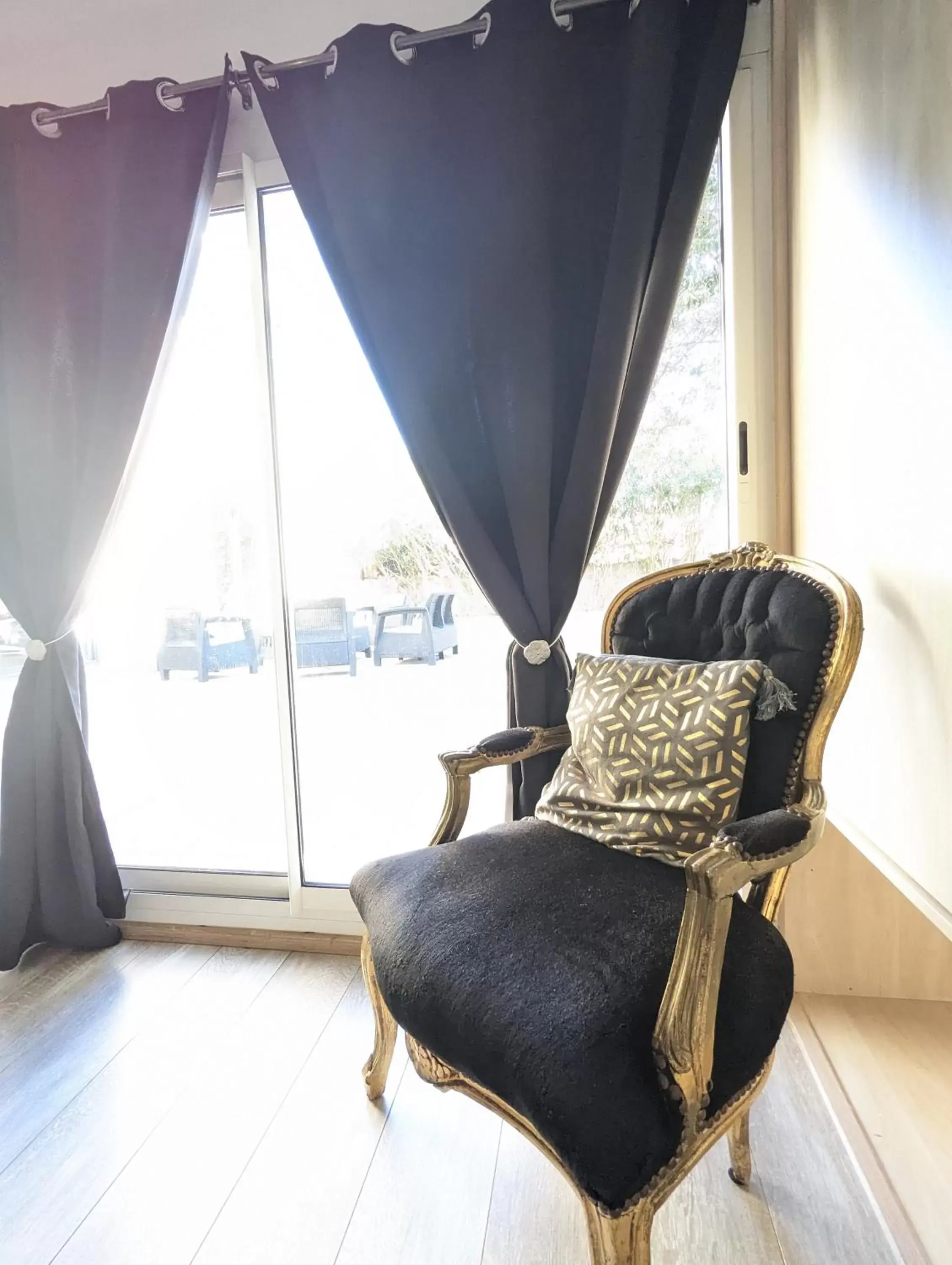 Bedroom, Seating Area in La villa de Fleury