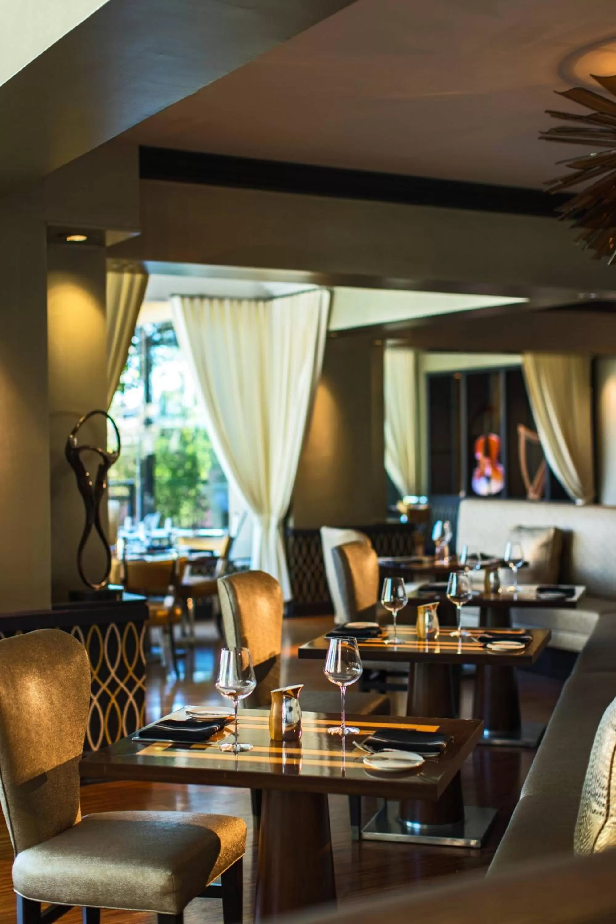 Lounge or bar in Avenue of the Arts Costa Mesa, a Tribute Portfolio Hotel