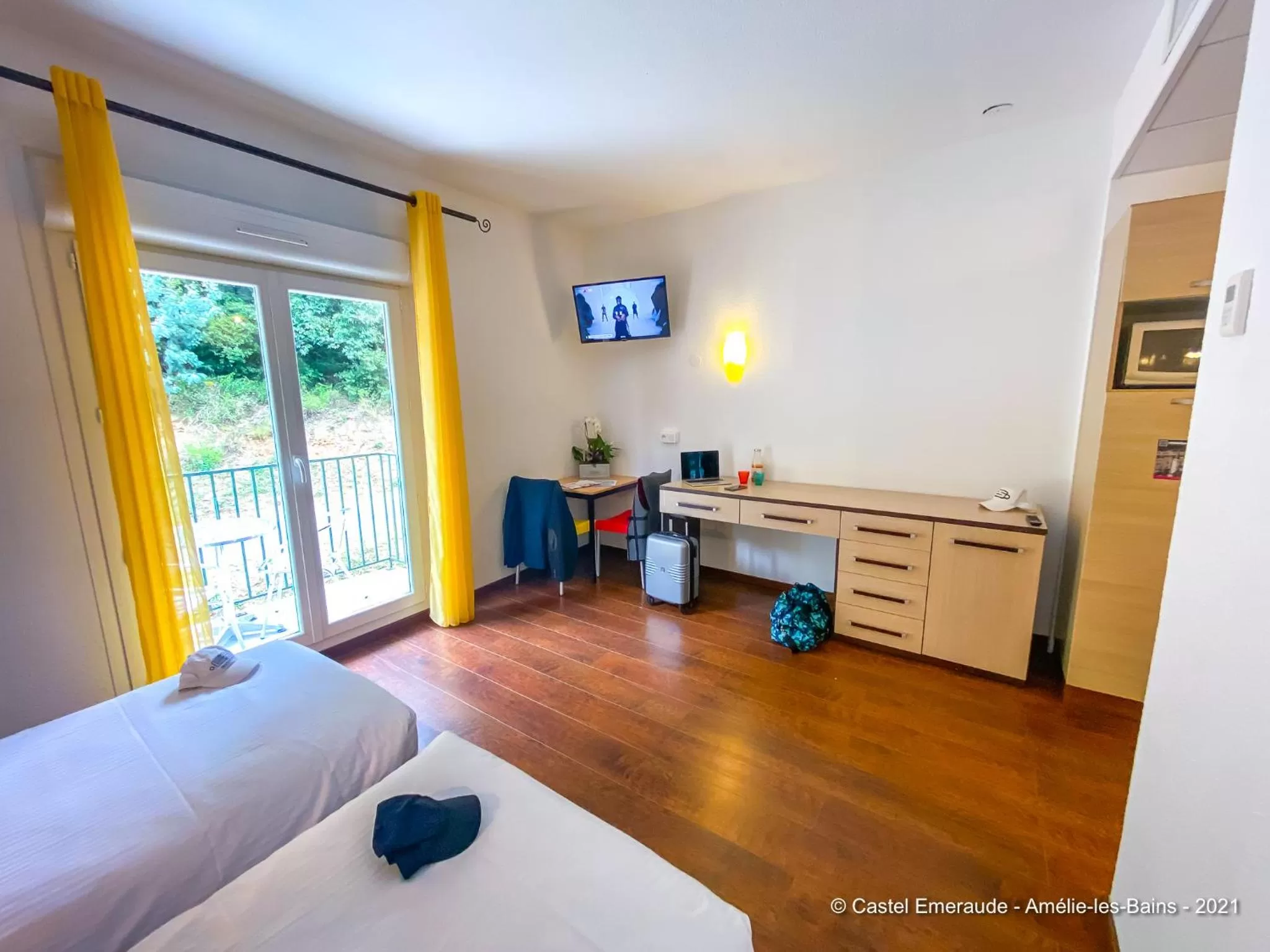 Dining area, Bed in Appart'Hotel Castel Emeraude, Charme et Caractère
