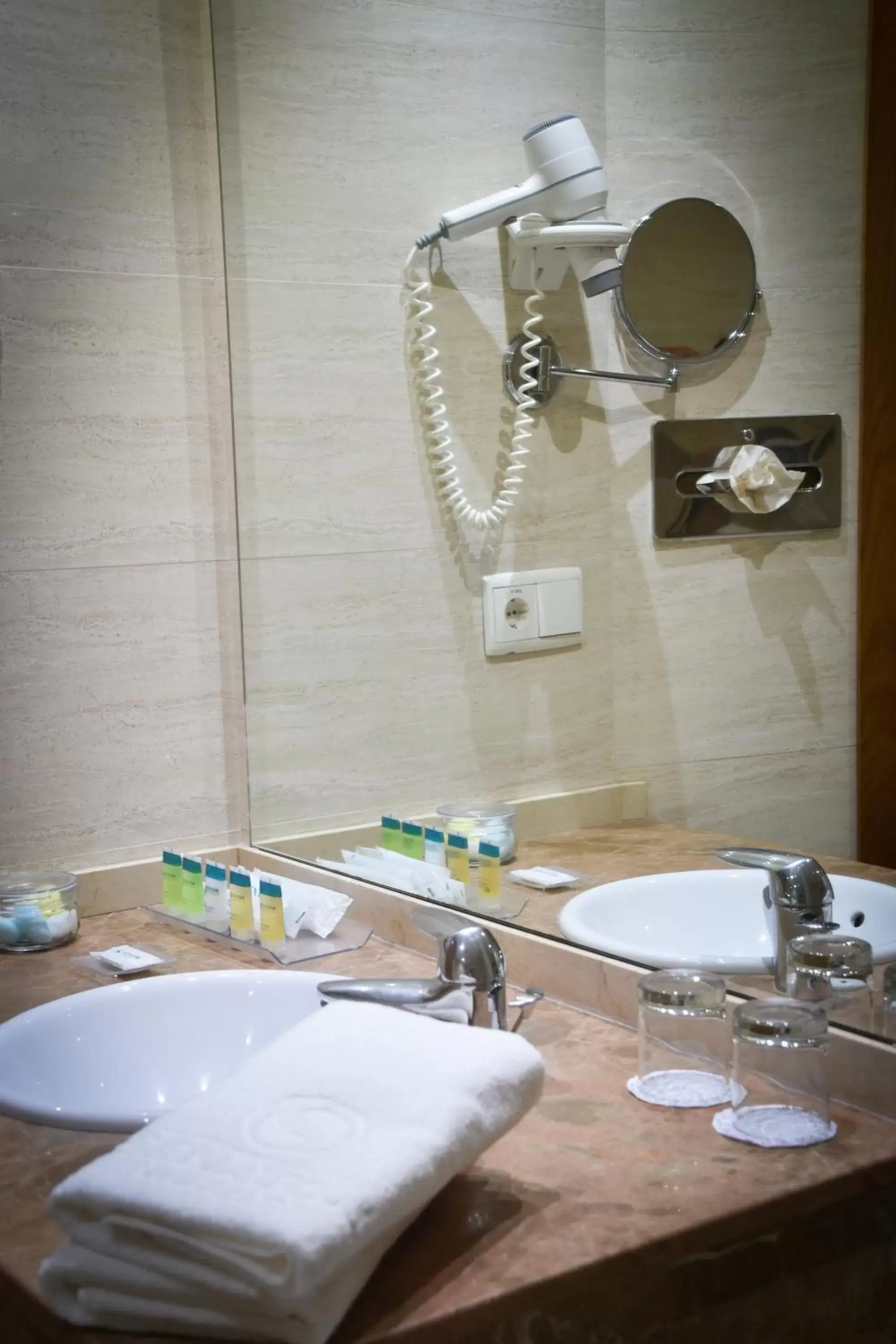 Shower, Bathroom in Senator Parque Central Hotel
