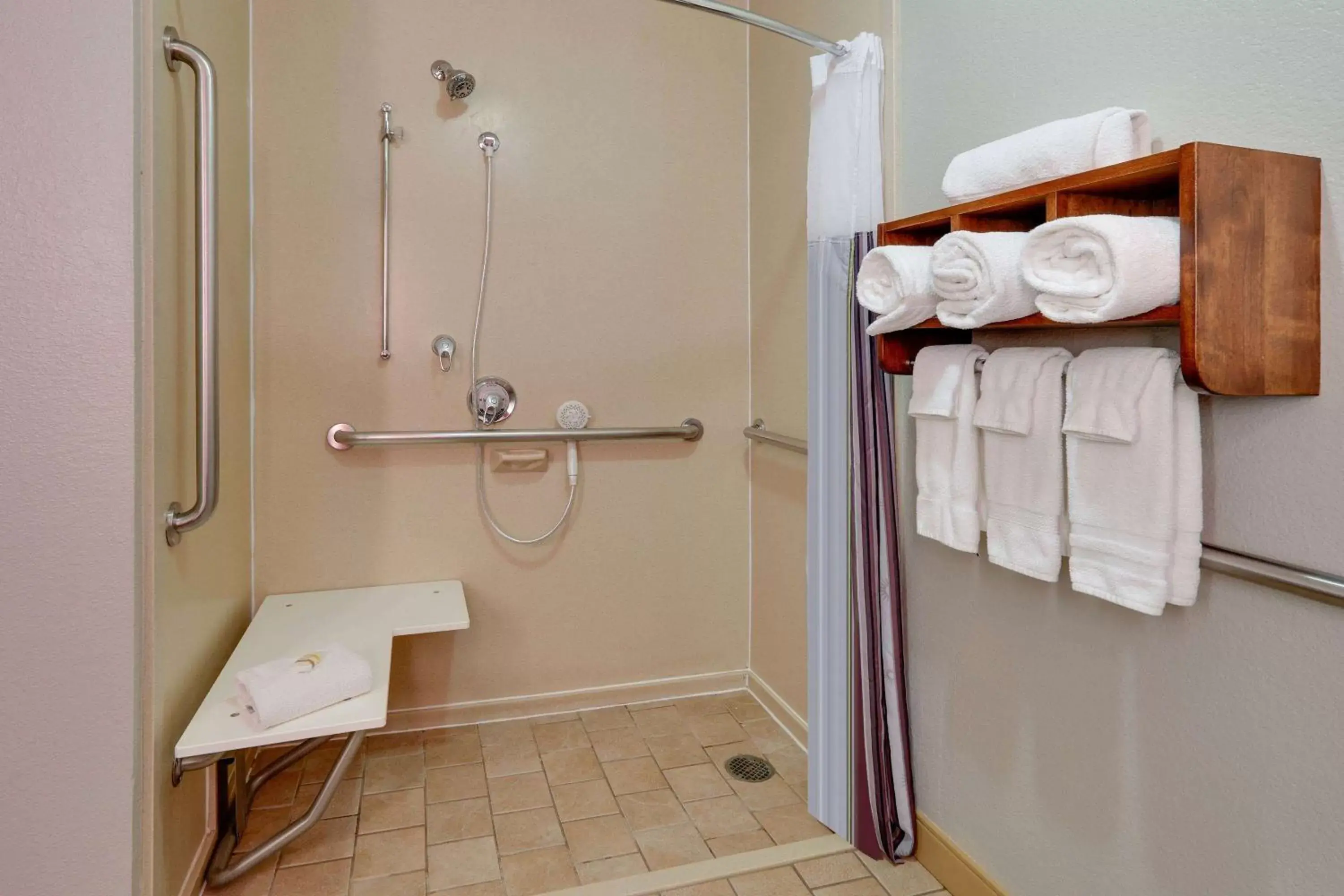 Shower, Bathroom in La Quinta by Wyndham Dallas Love Field