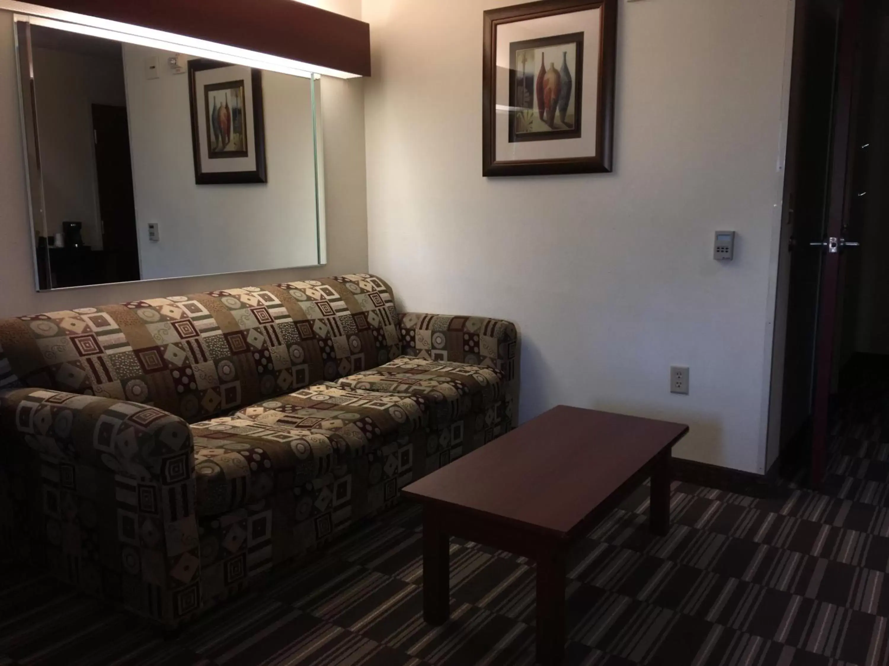 Living room, Seating Area in Microtel Inn & Suites by Wyndham Indianapolis Airport