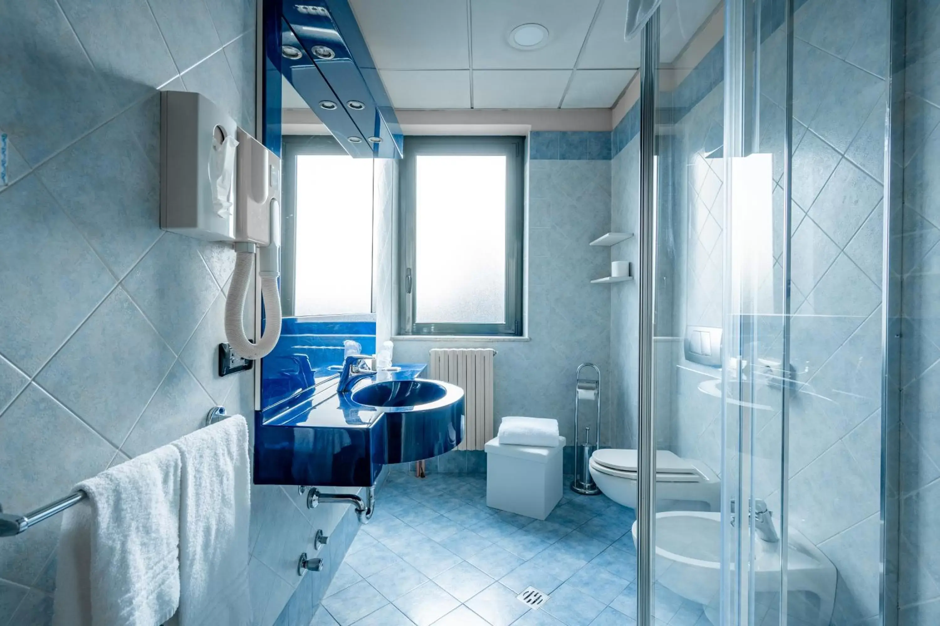 Shower, Bathroom in Hotel Parisi