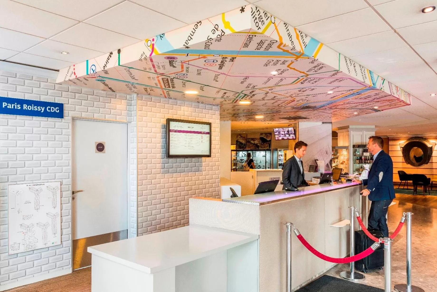 Lobby or reception in Mercure Paris Roissy CDG