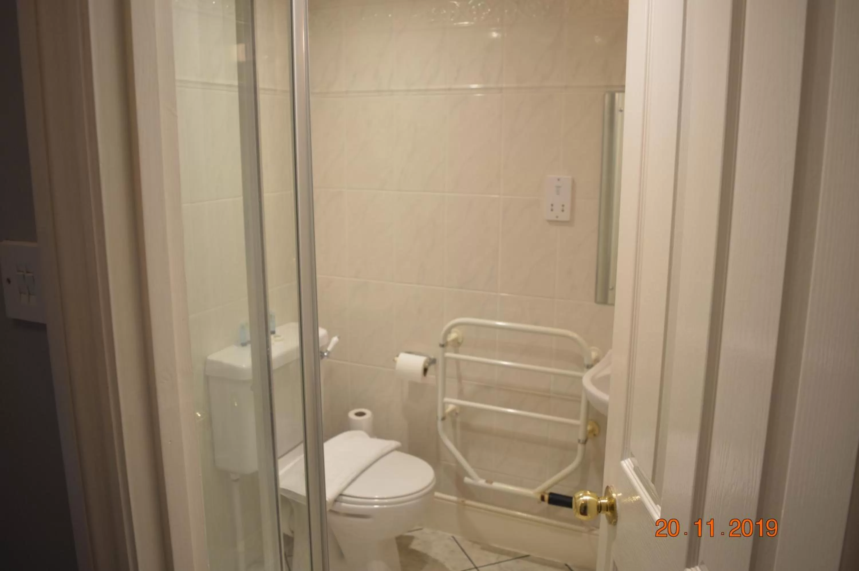 Bathroom in The Compasses Inn