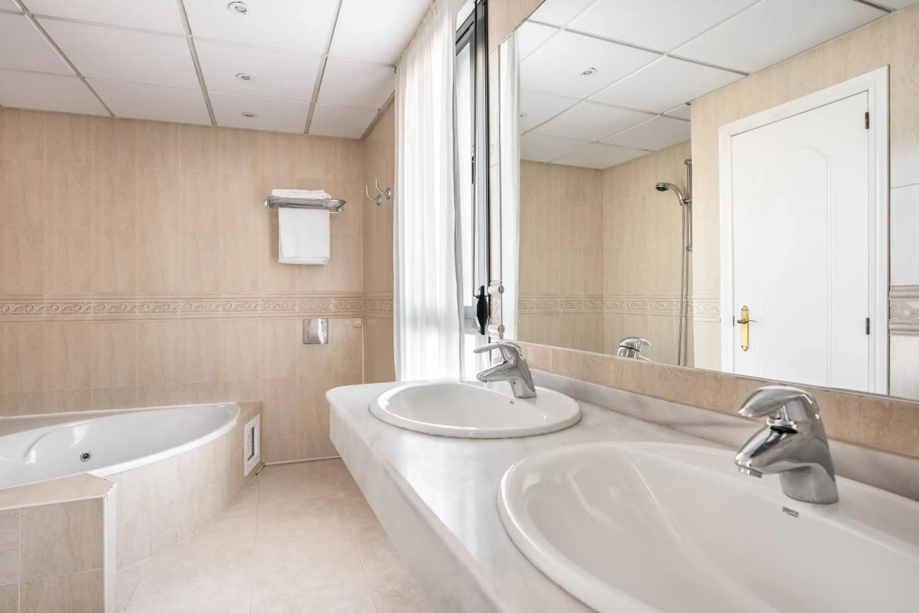 Shower, Bathroom in Hotel Rio Badajoz