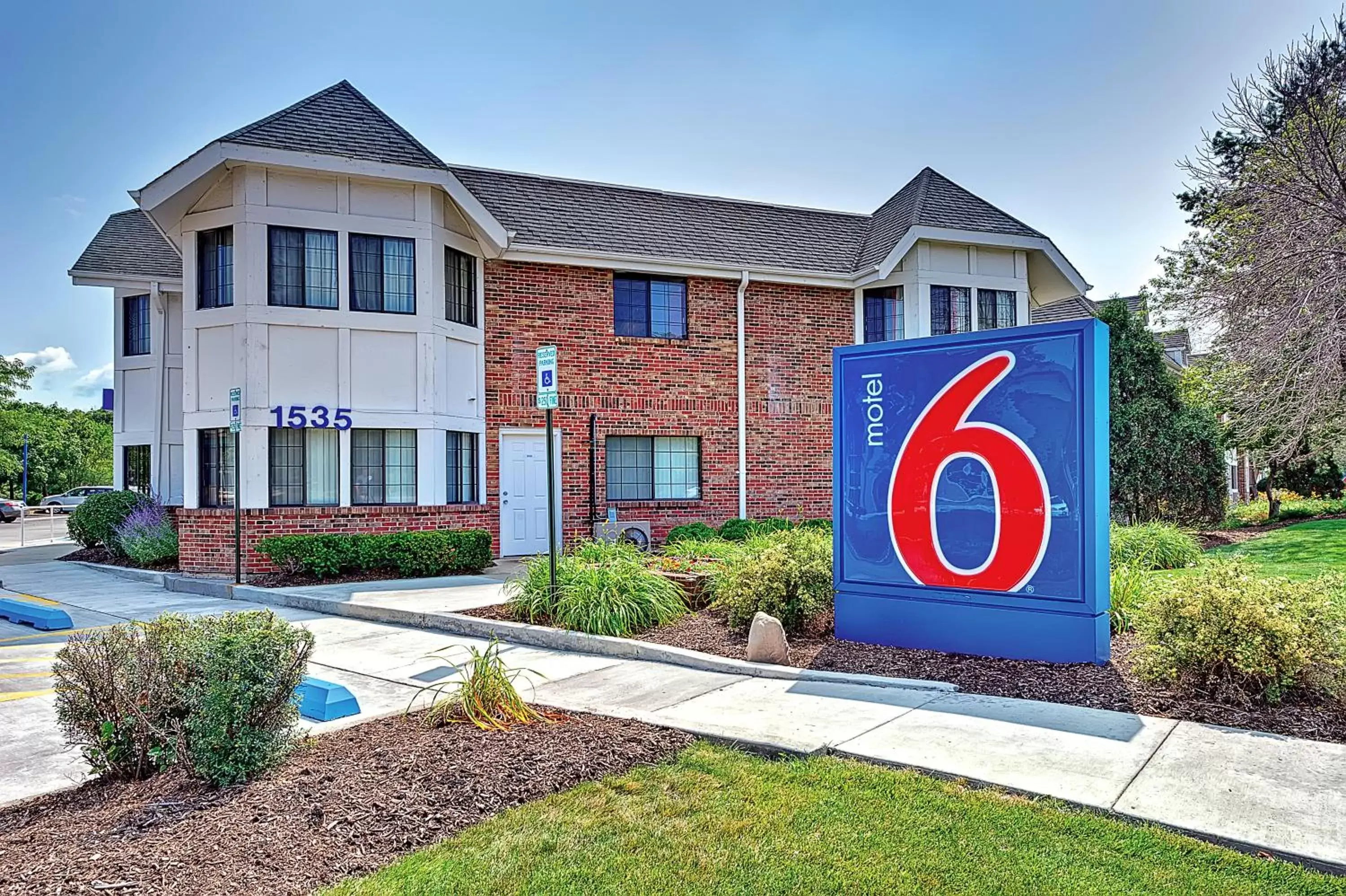 Property logo or sign, Property Building in Motel 6-Glenview, IL - Chicago North