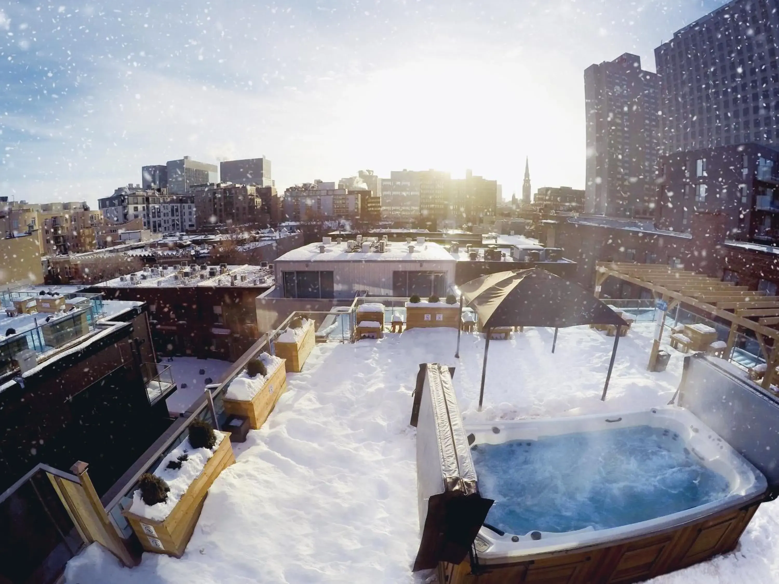 Balcony/Terrace, Pool View in M Montreal Hostel