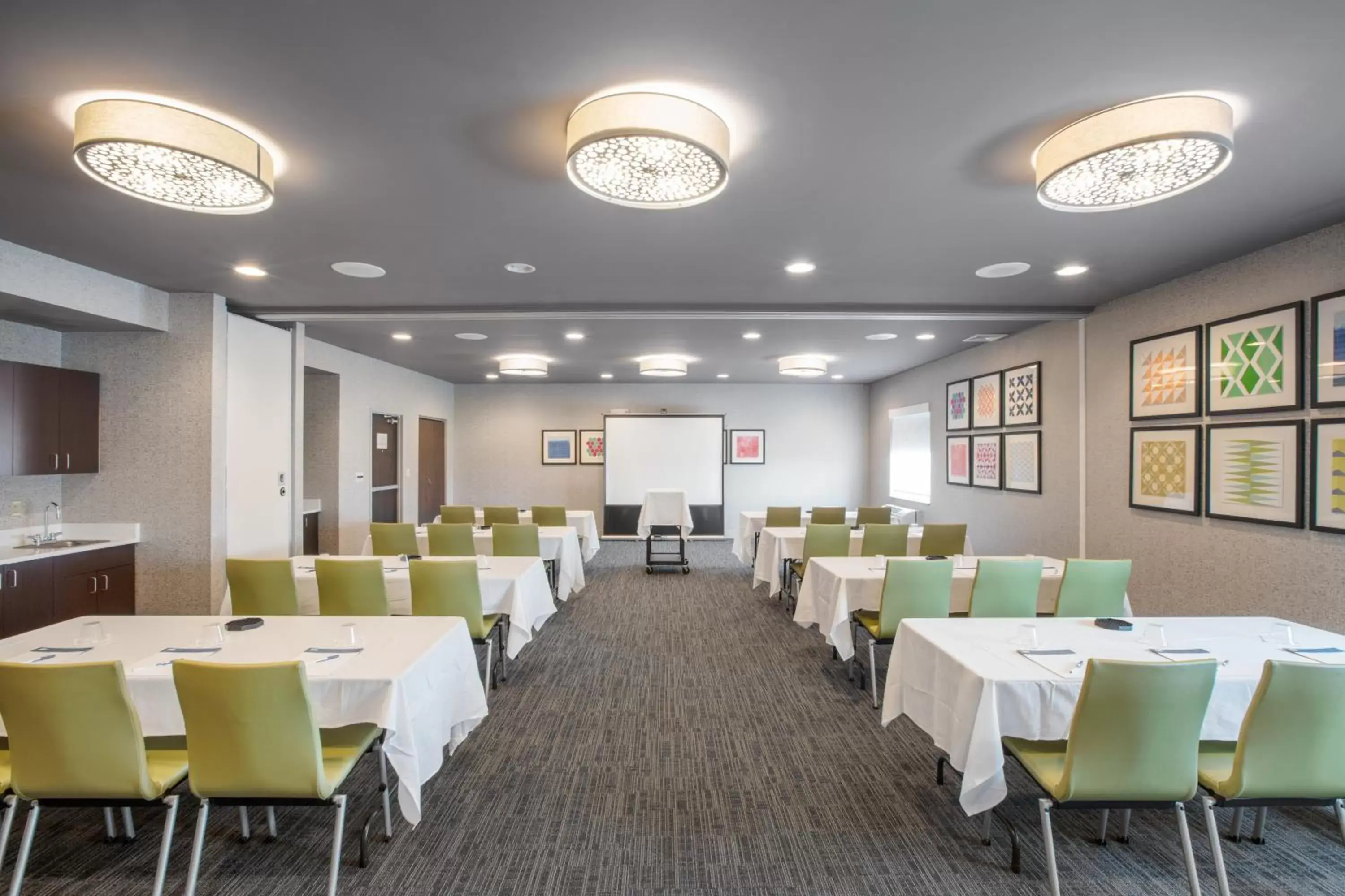 Meeting/conference room in Holiday Inn Express Hotel & Suites Altoona-Des Moines, an IHG Hotel