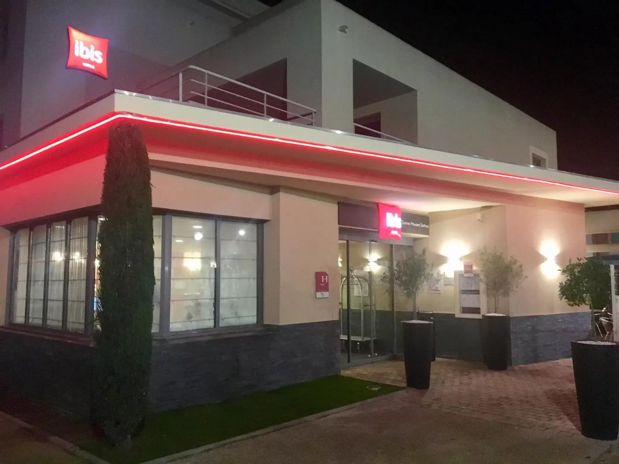 Facade/entrance in IBIS Cannes Mouans Sartoux Piscine parking gratuit