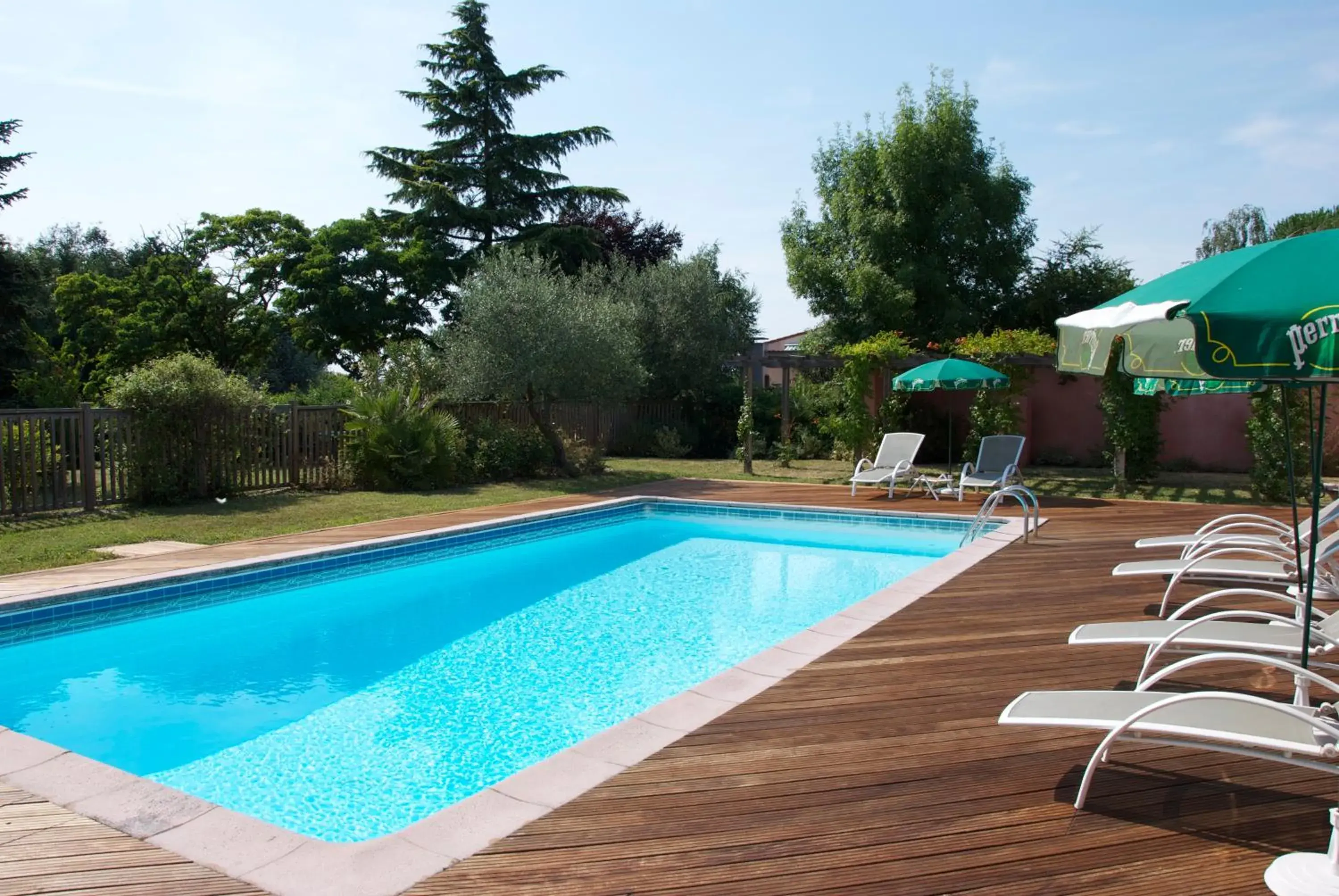 Day, Swimming Pool in Hôtel Le Barry, Toulouse Nord