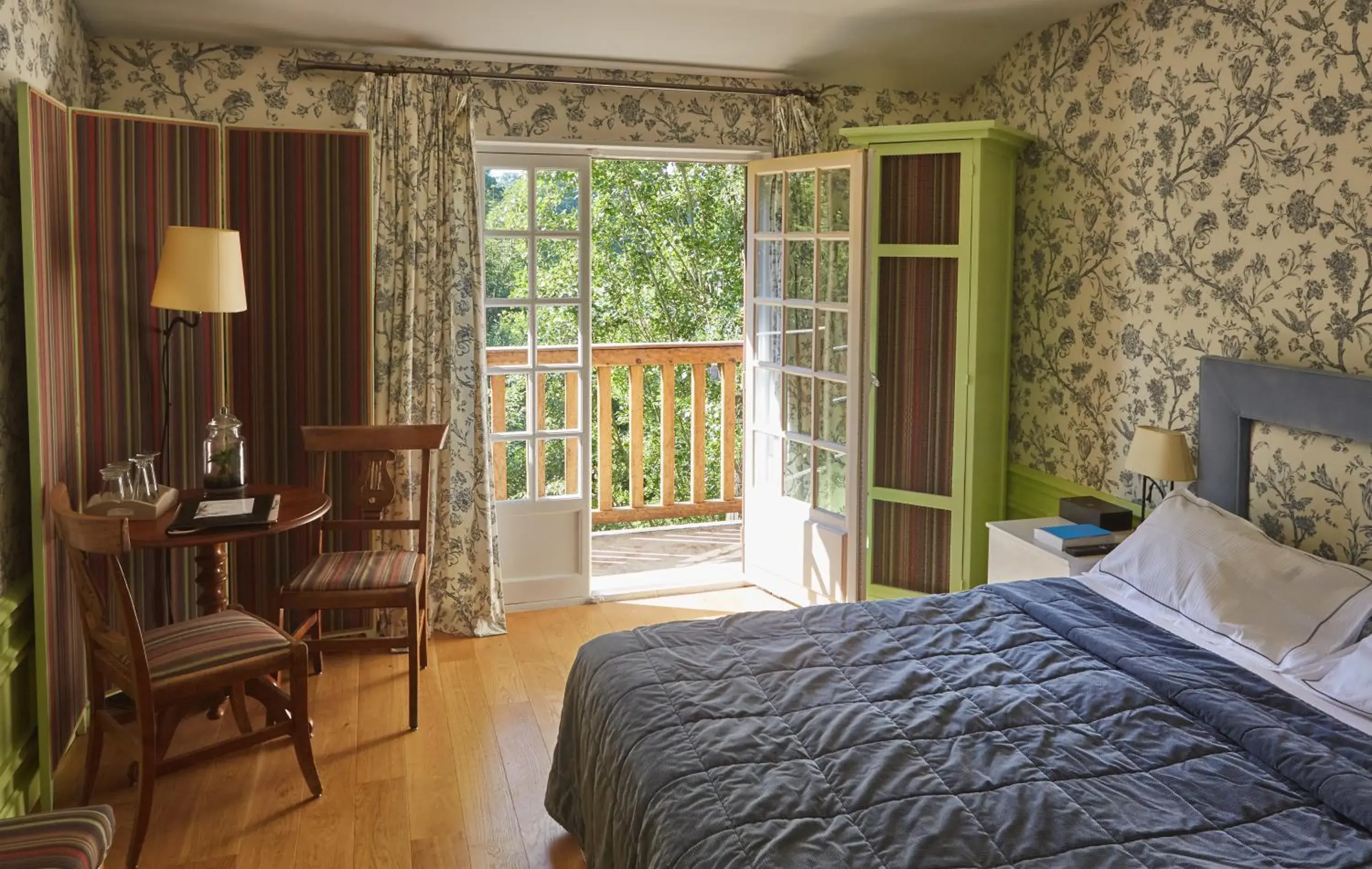 Balcony/Terrace, Bed in Cazaudehore, hôtel de charme au vert