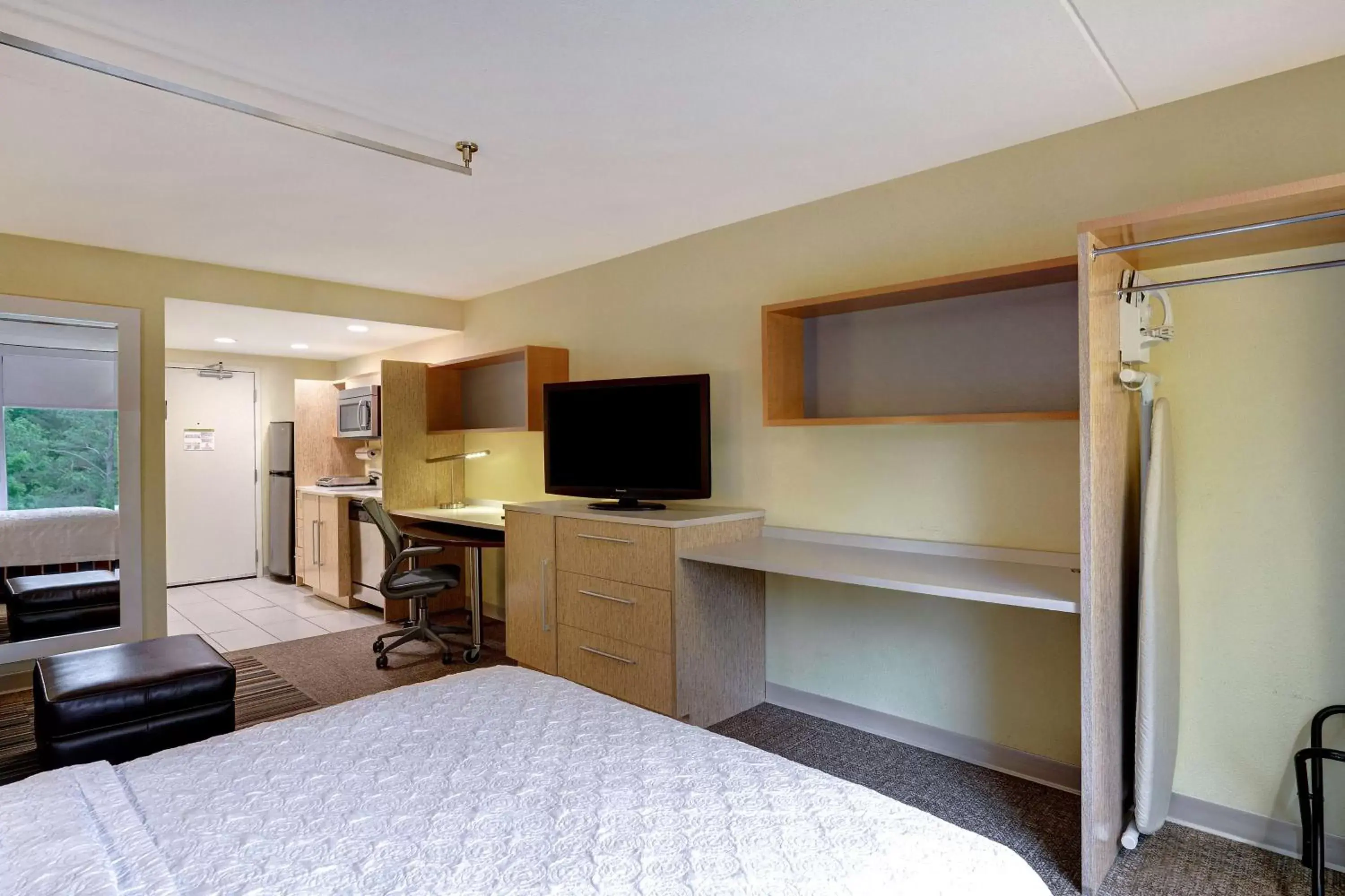 Bedroom, TV/Entertainment Center in Home2 Suites by Hilton Lexington Park Patuxent River NAS, MD