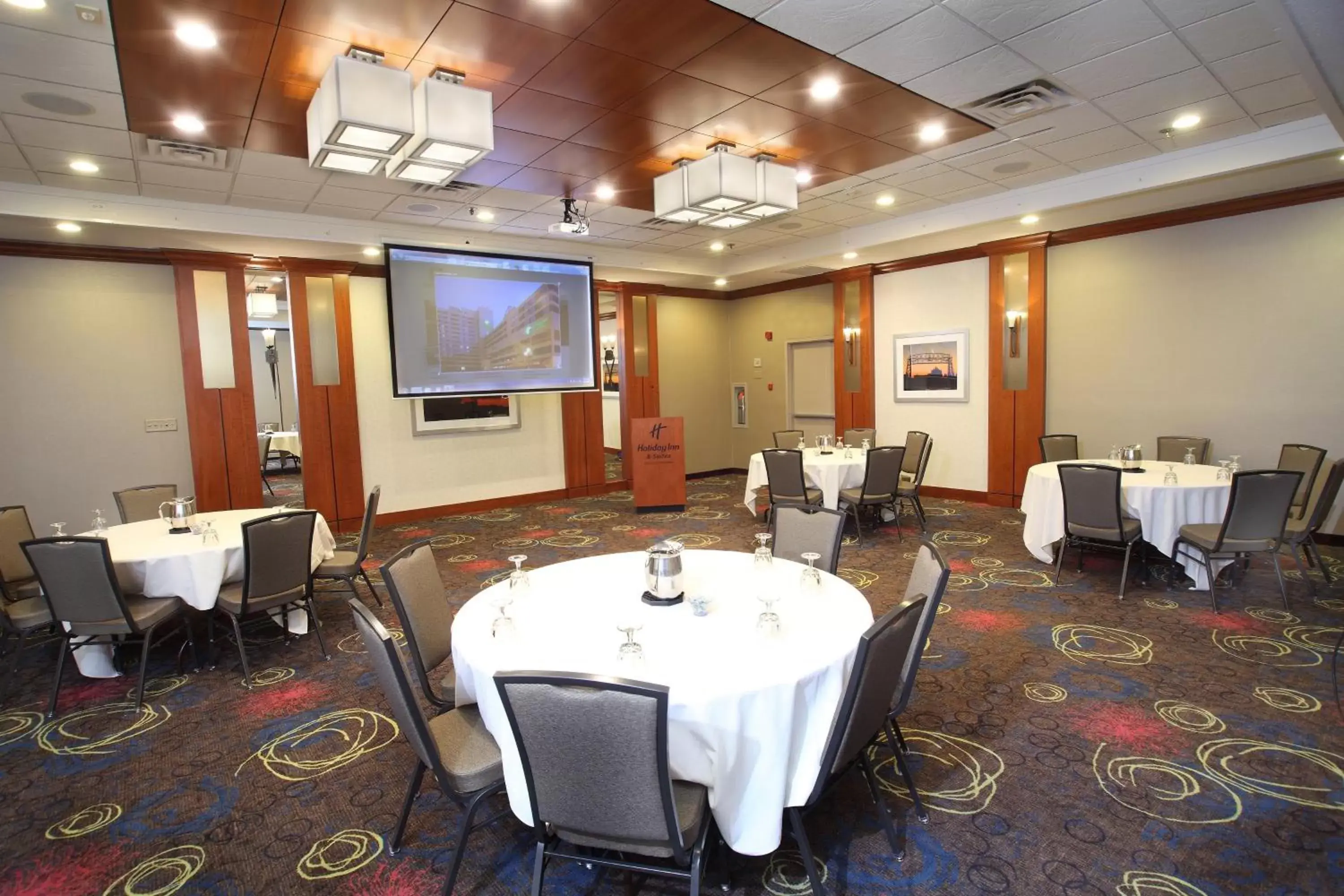 Meeting/conference room, Restaurant/Places to Eat in Holiday Inn & Suites Duluth-Downtown, an IHG Hotel