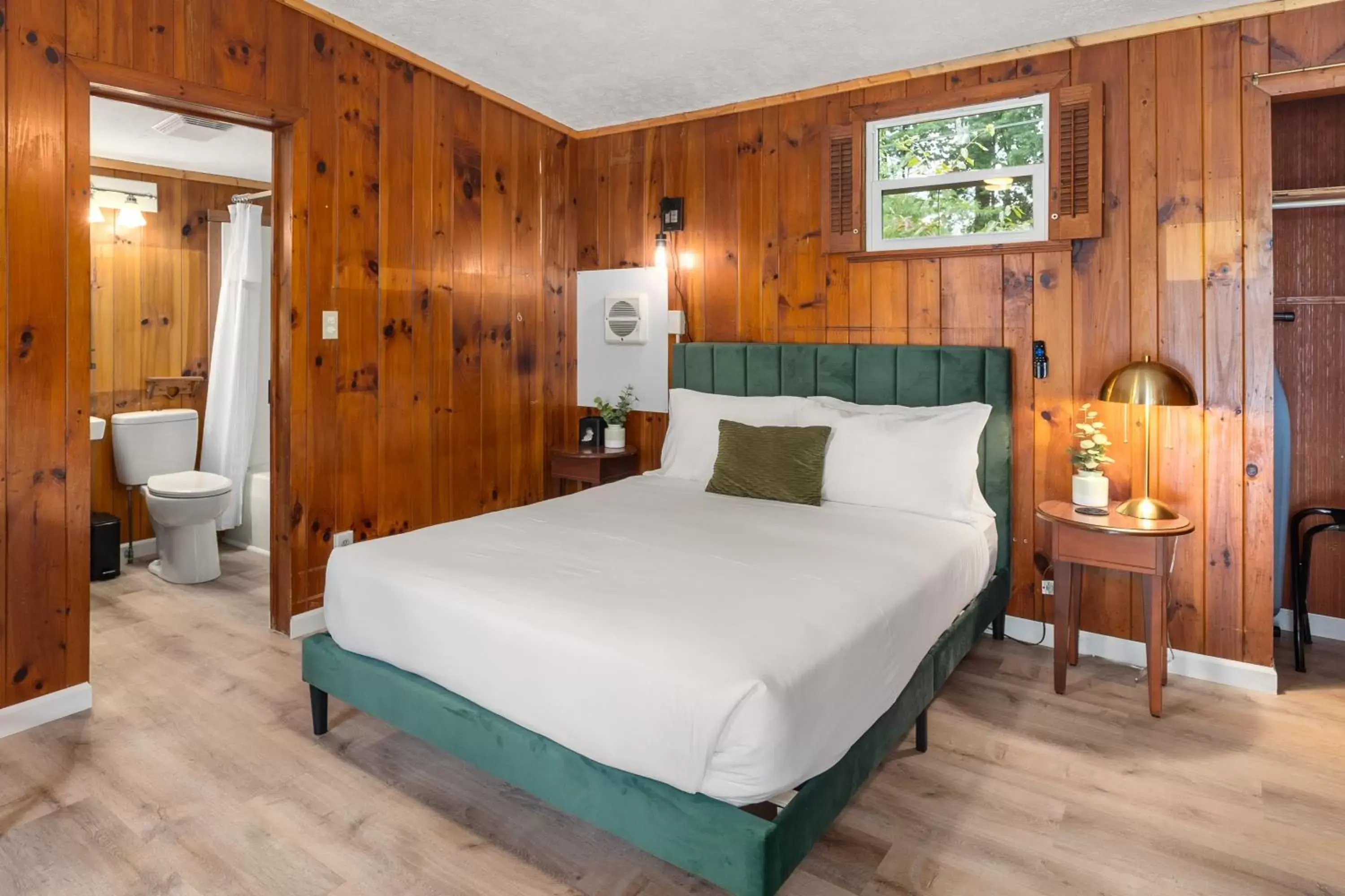 Bed in CedarWood Inn