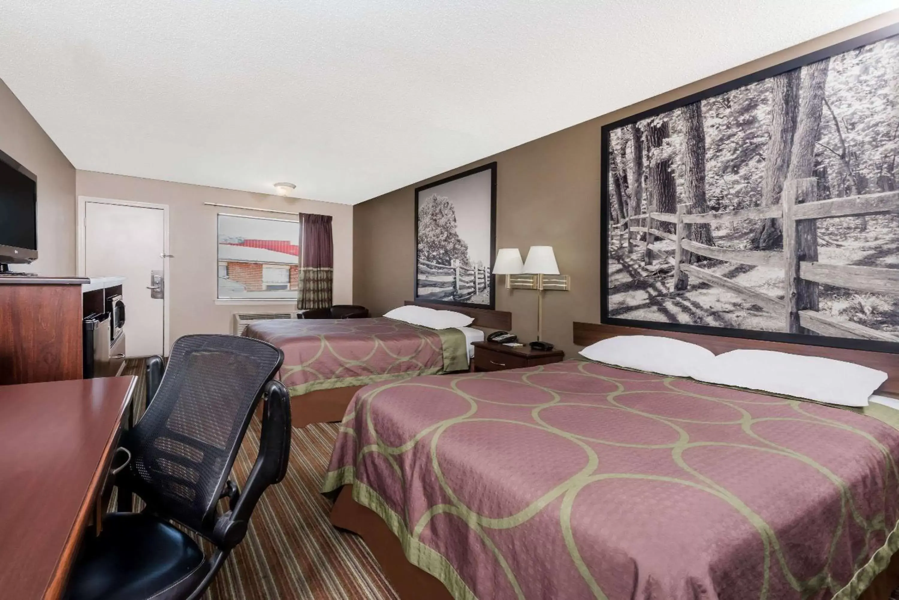 Photo of the whole room, Bed in Super 8 by Wyndham Chattanooga Ooltewah