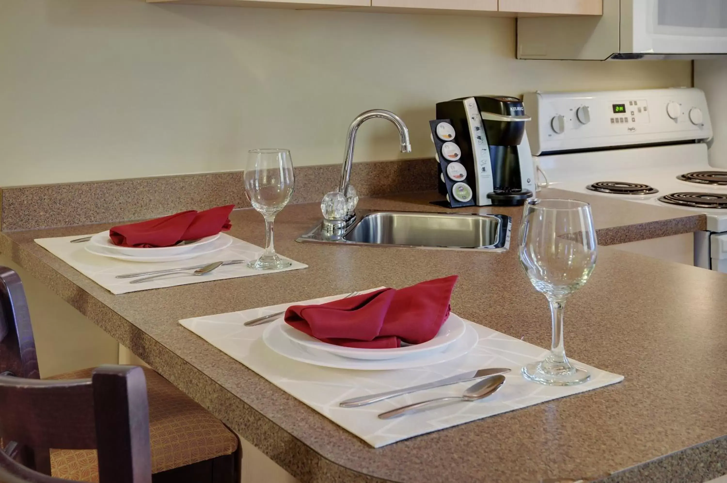 Kitchen or kitchenette, Restaurant/Places to Eat in Pomeroy Inn and Suites Chetwynd
