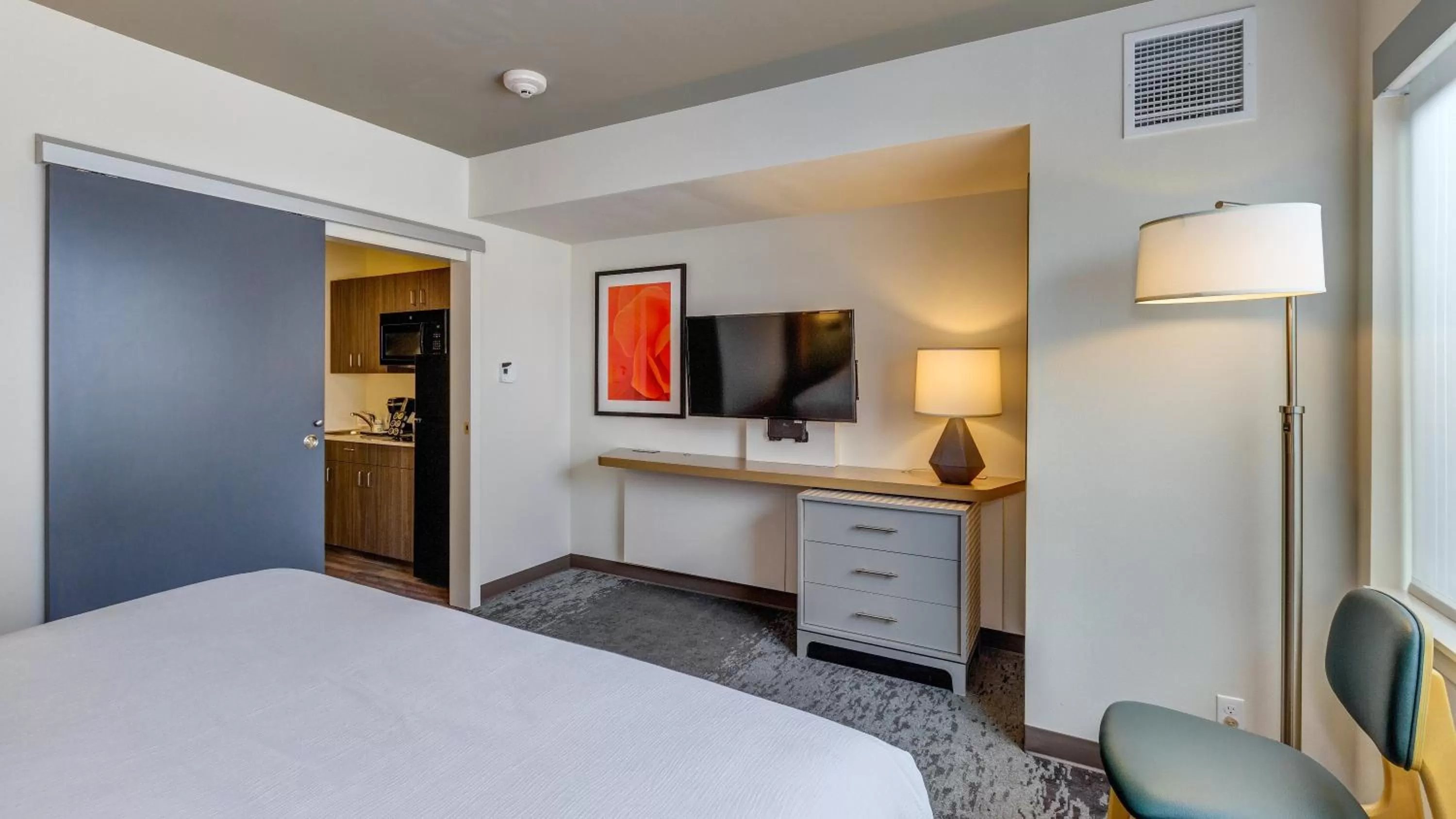 Photo of the whole room, Bed in Holiday Inn & Suites Bellingham by IHG