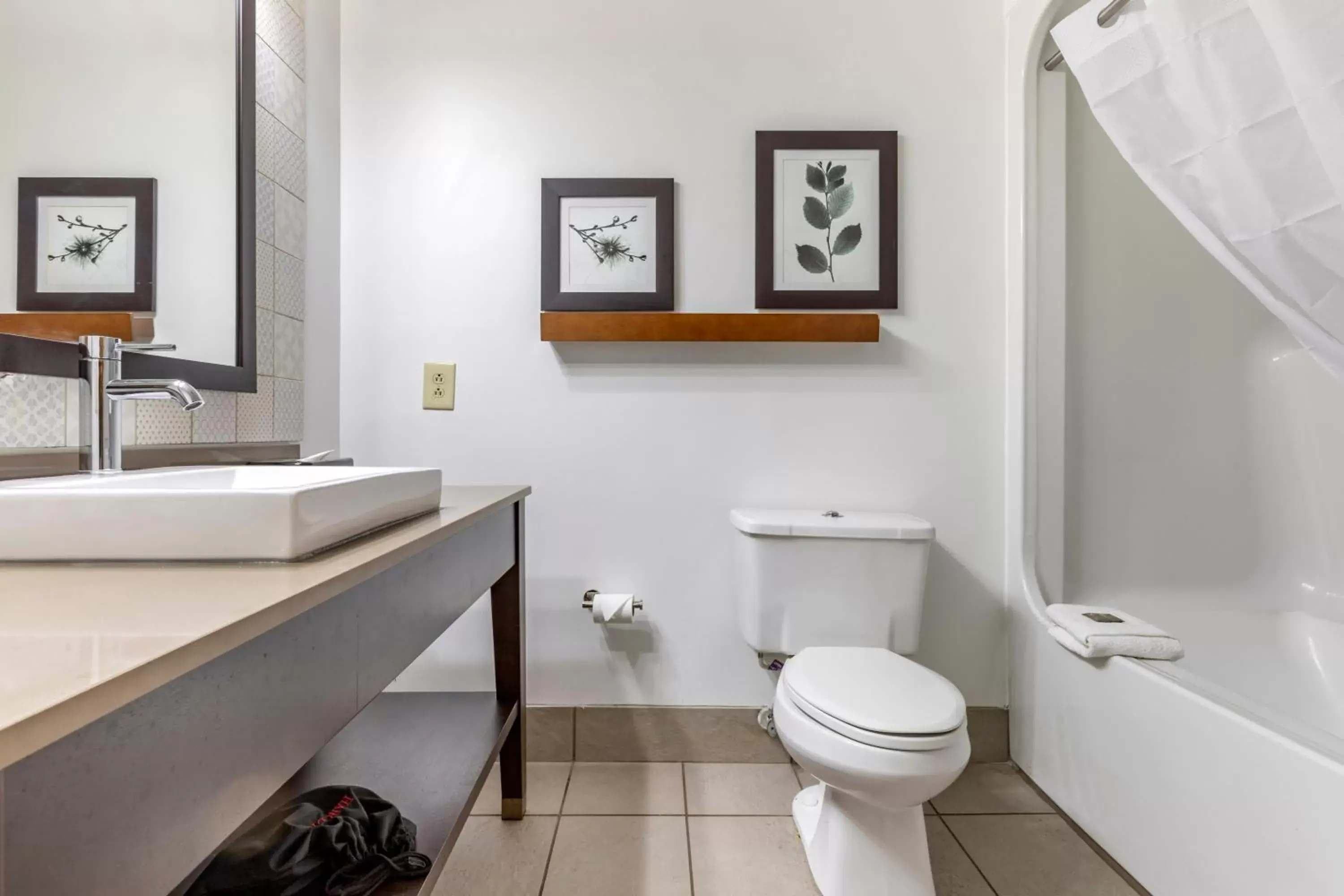 Bathroom in Country Inn & Suites by Radisson, Lumberton, NC