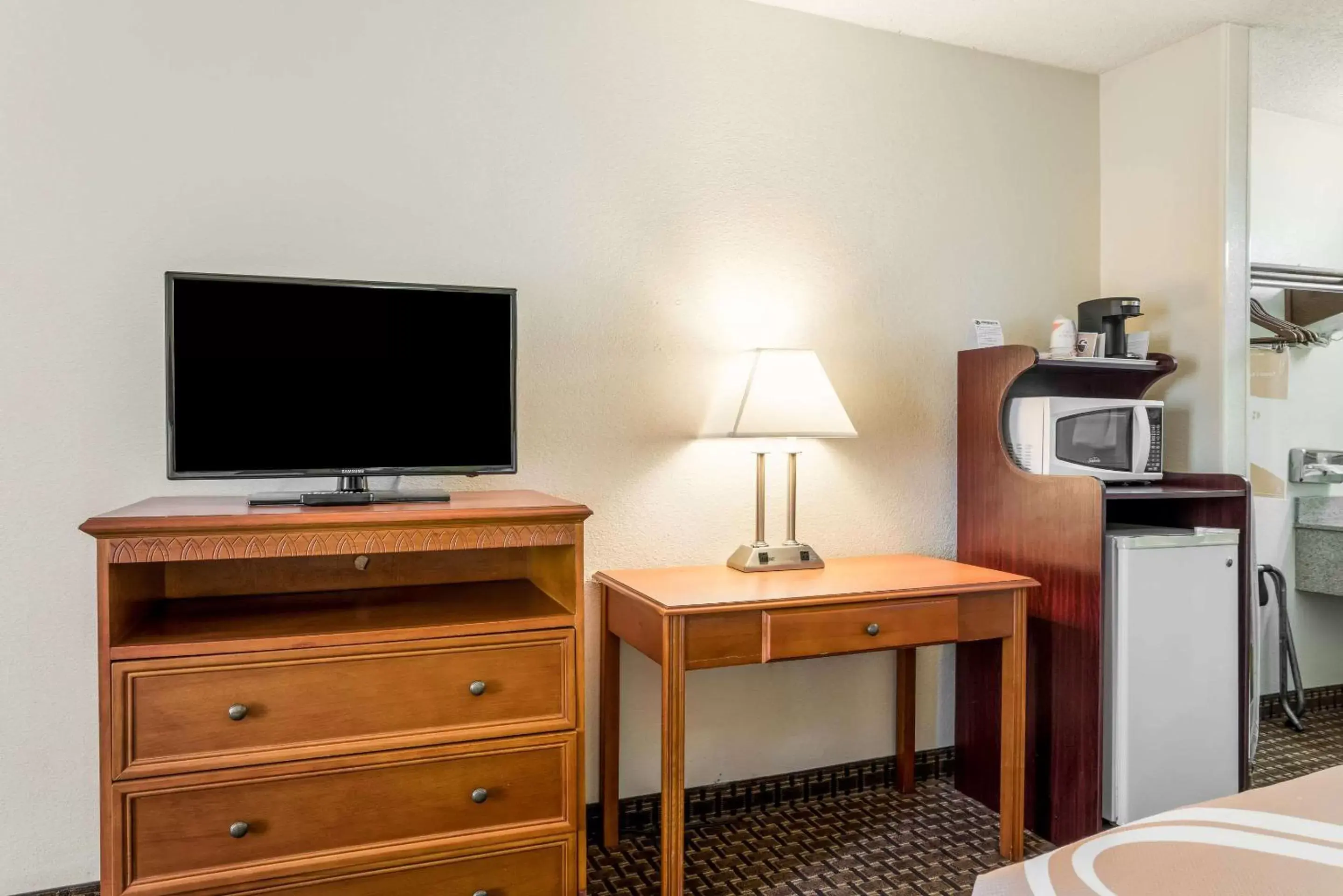 Photo of the whole room, TV/Entertainment Center in Quality Inn North Battleboro