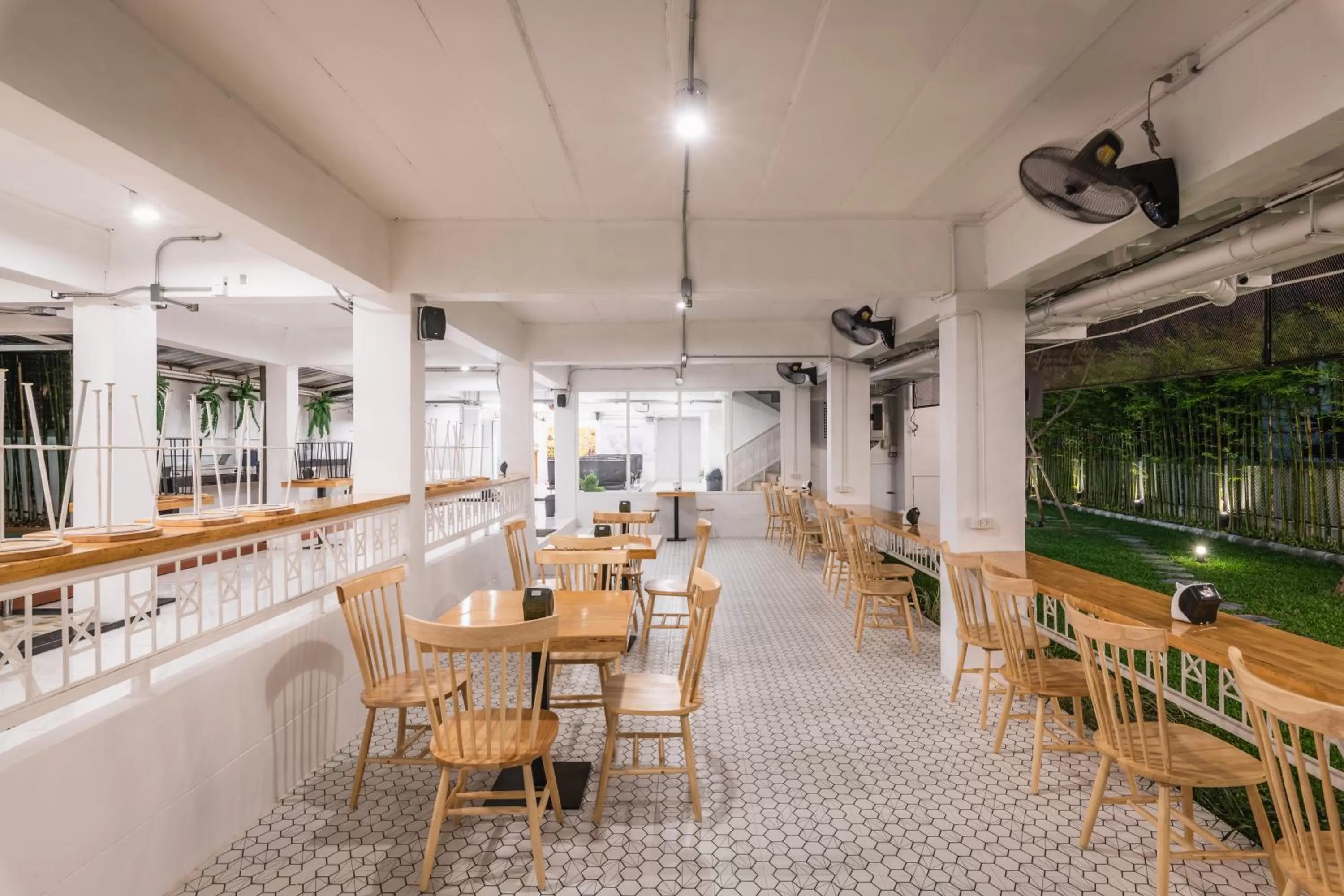 Restaurant/Places to Eat in Your Space Hotel Prasingh