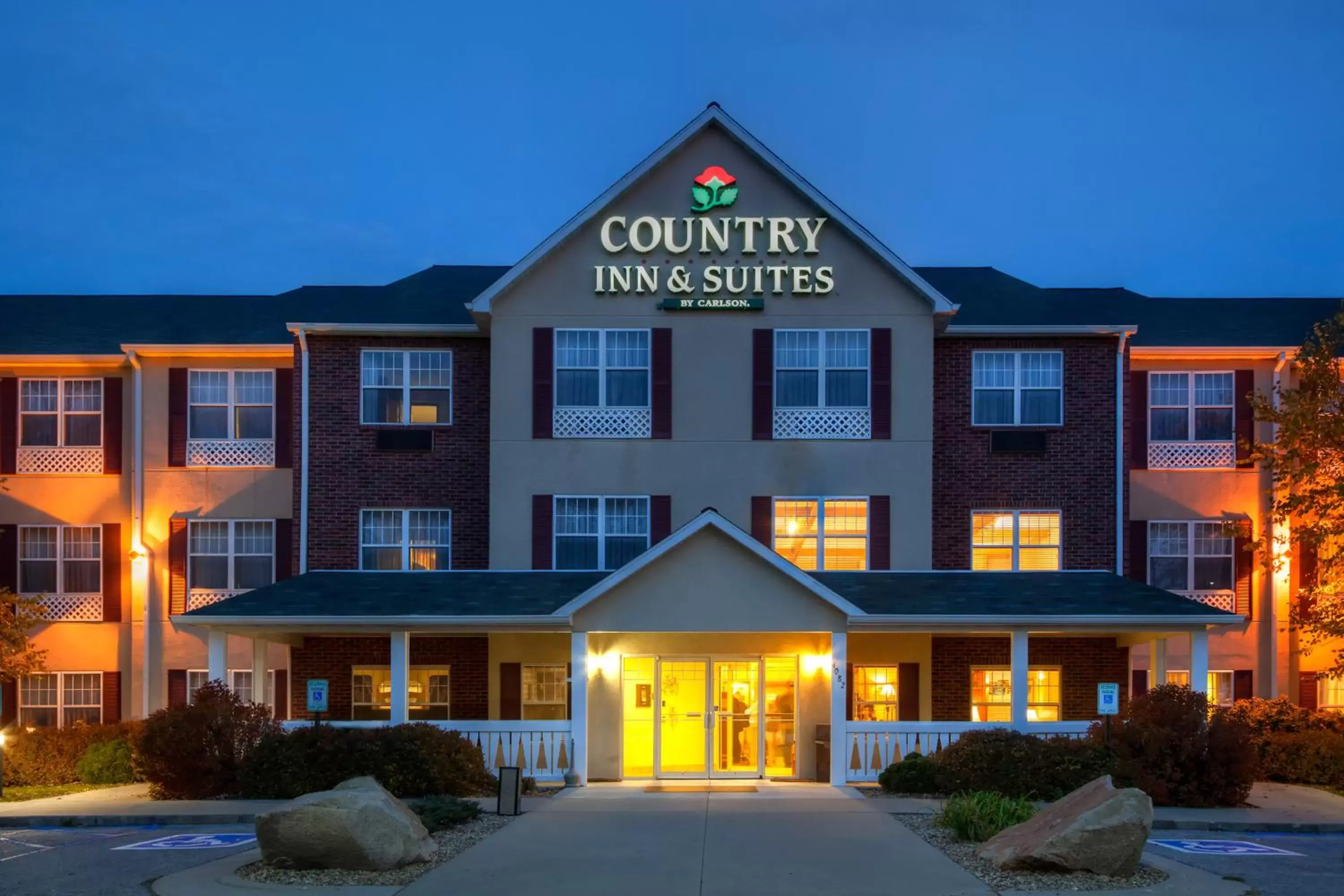 Facade/entrance, Property Building in Country Inn & Suites by Radisson, Mason City, IA