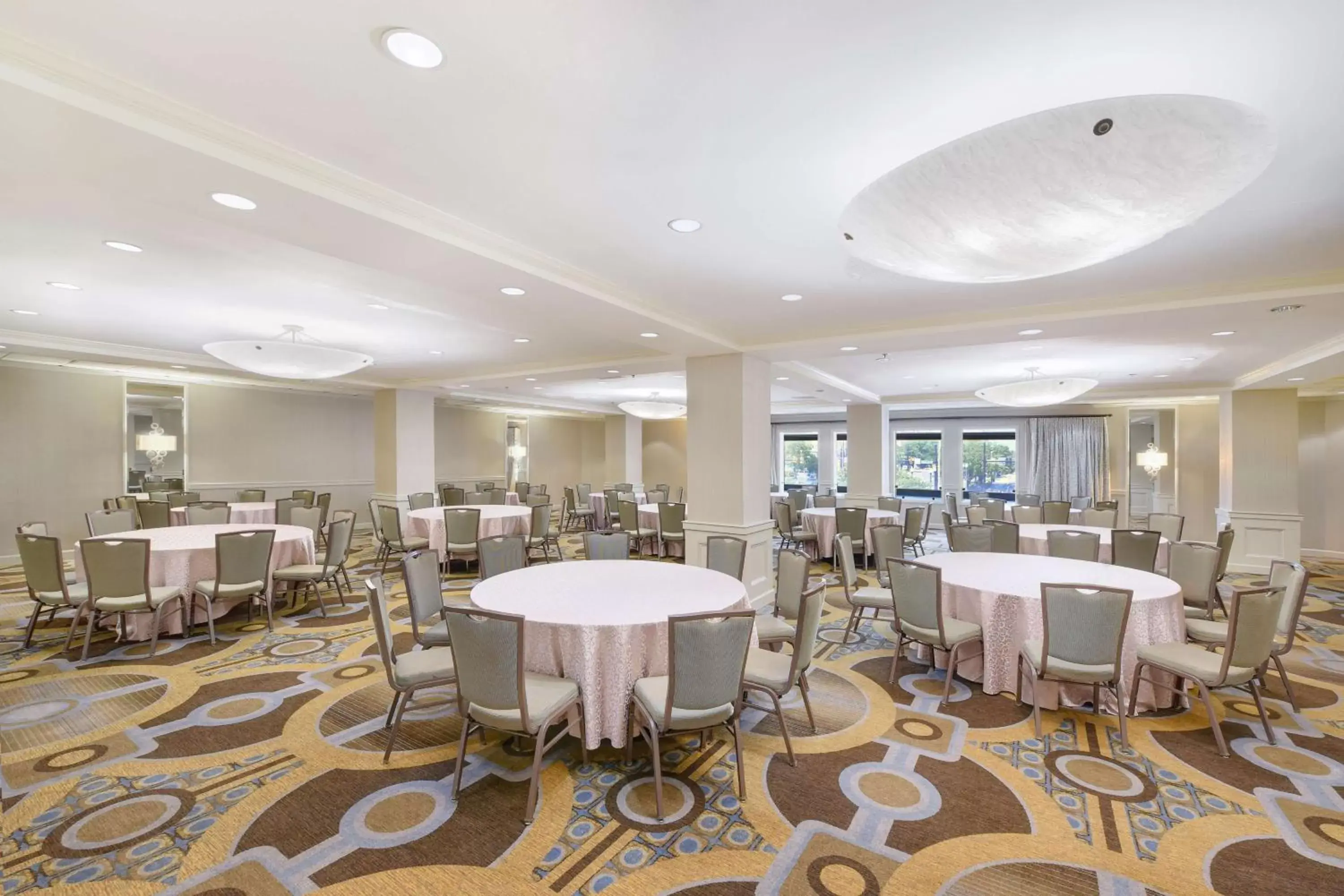 Meeting/conference room, Restaurant/Places to Eat in Hilton Arlington National Landing