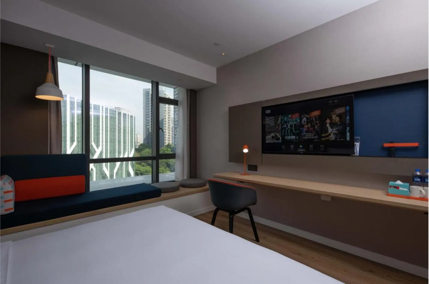 Photo of the whole room, Bed in Holiday Inn Express Chongqing Caiyun Lake by IHG