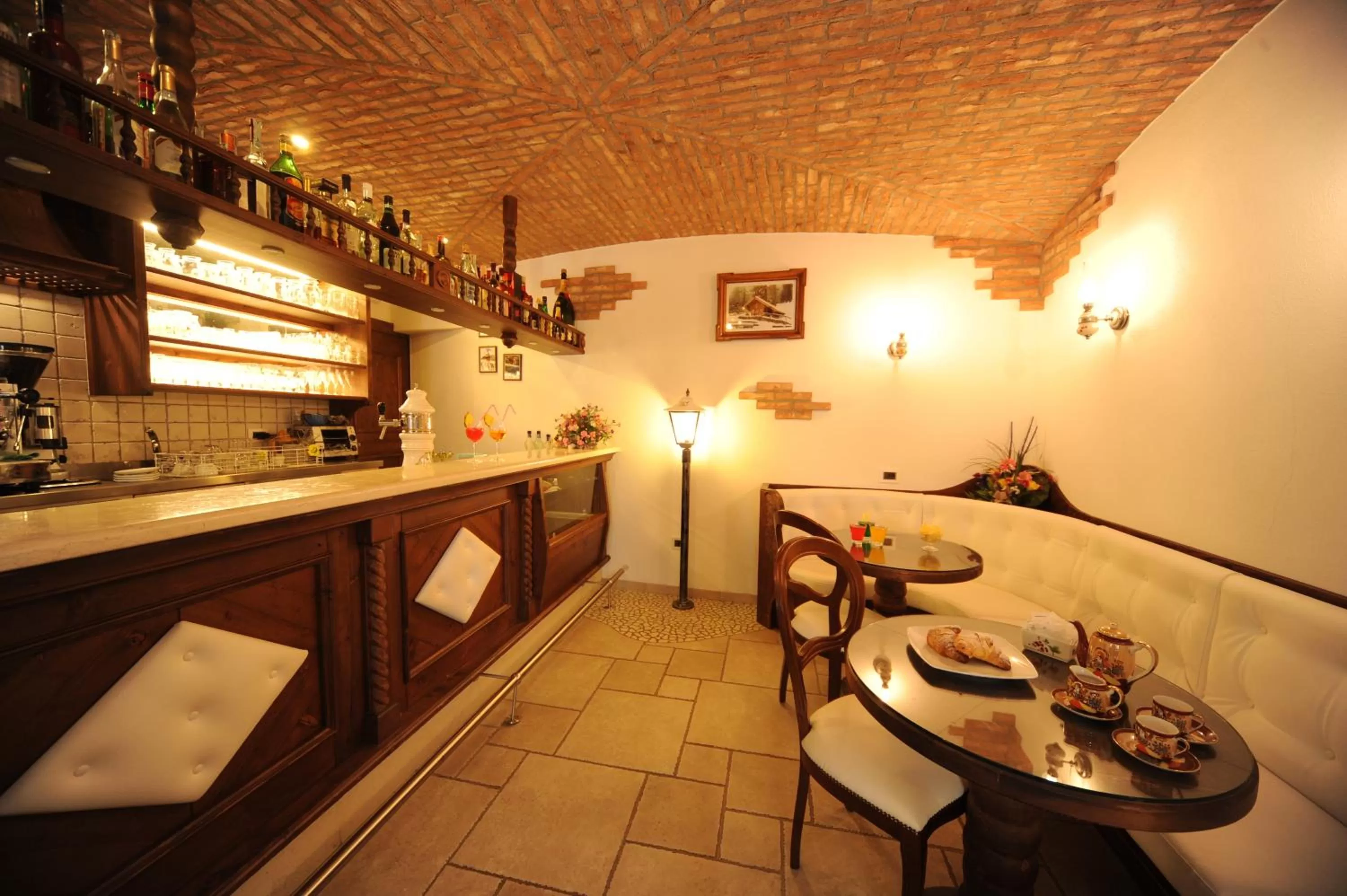 Restaurant/places to eat in Albergo Alpino