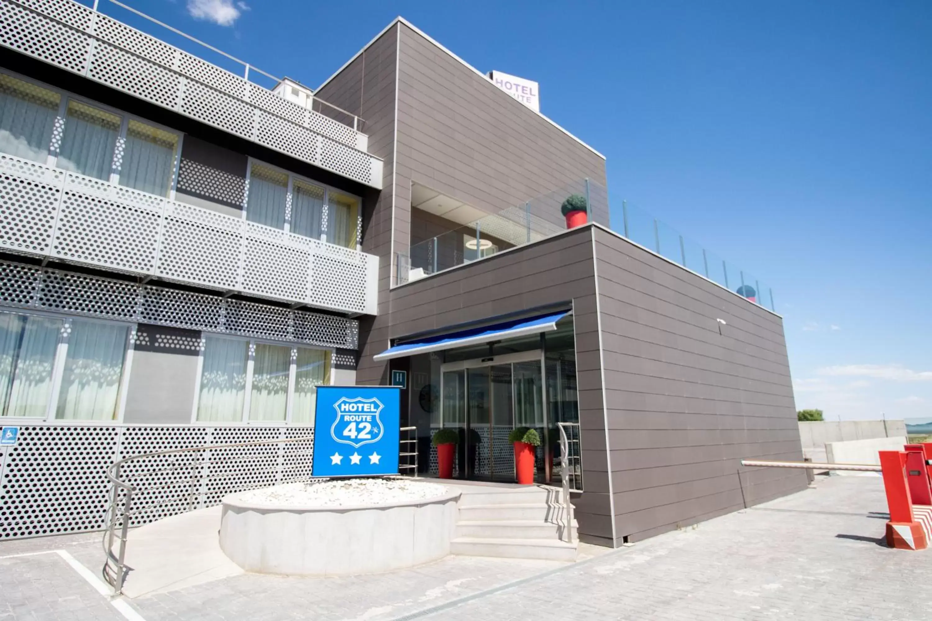 Facade/entrance, Property Building in Alda Route 42