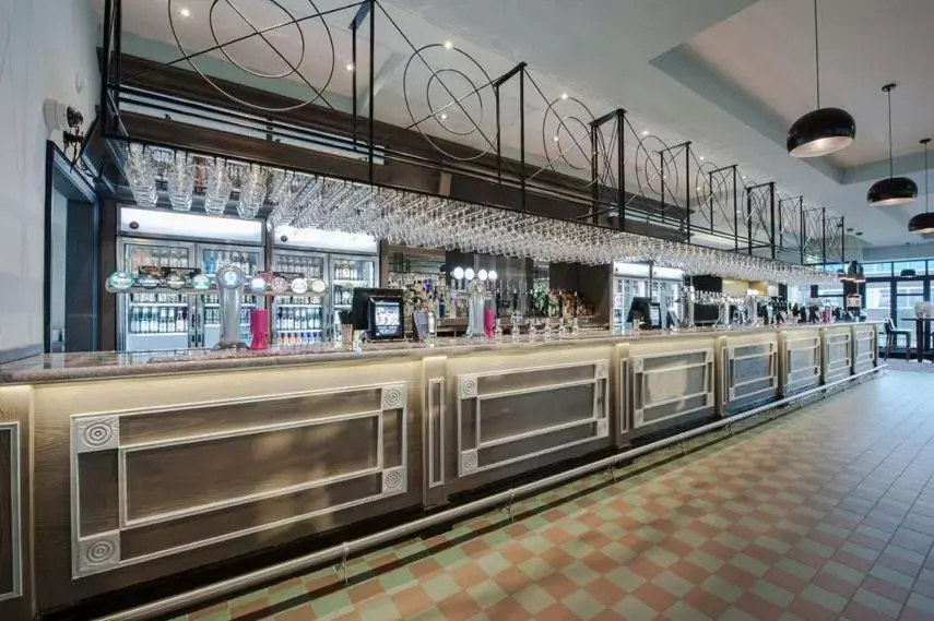 On-site shops, Lounge/Bar in The Saxon Crown Wetherspoon
