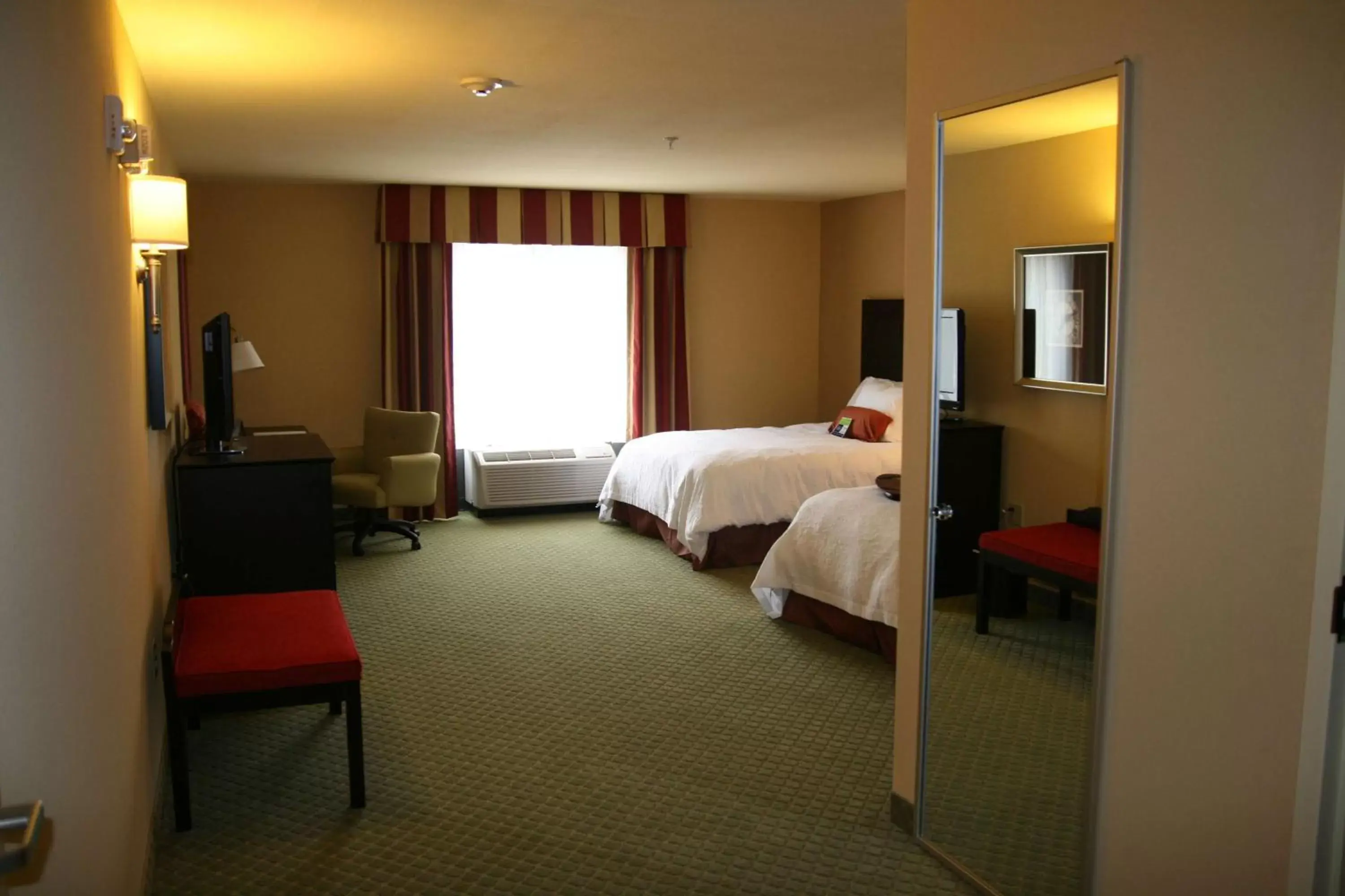 Bedroom, Bed in Hampton Inn By Hilton Jacksonville