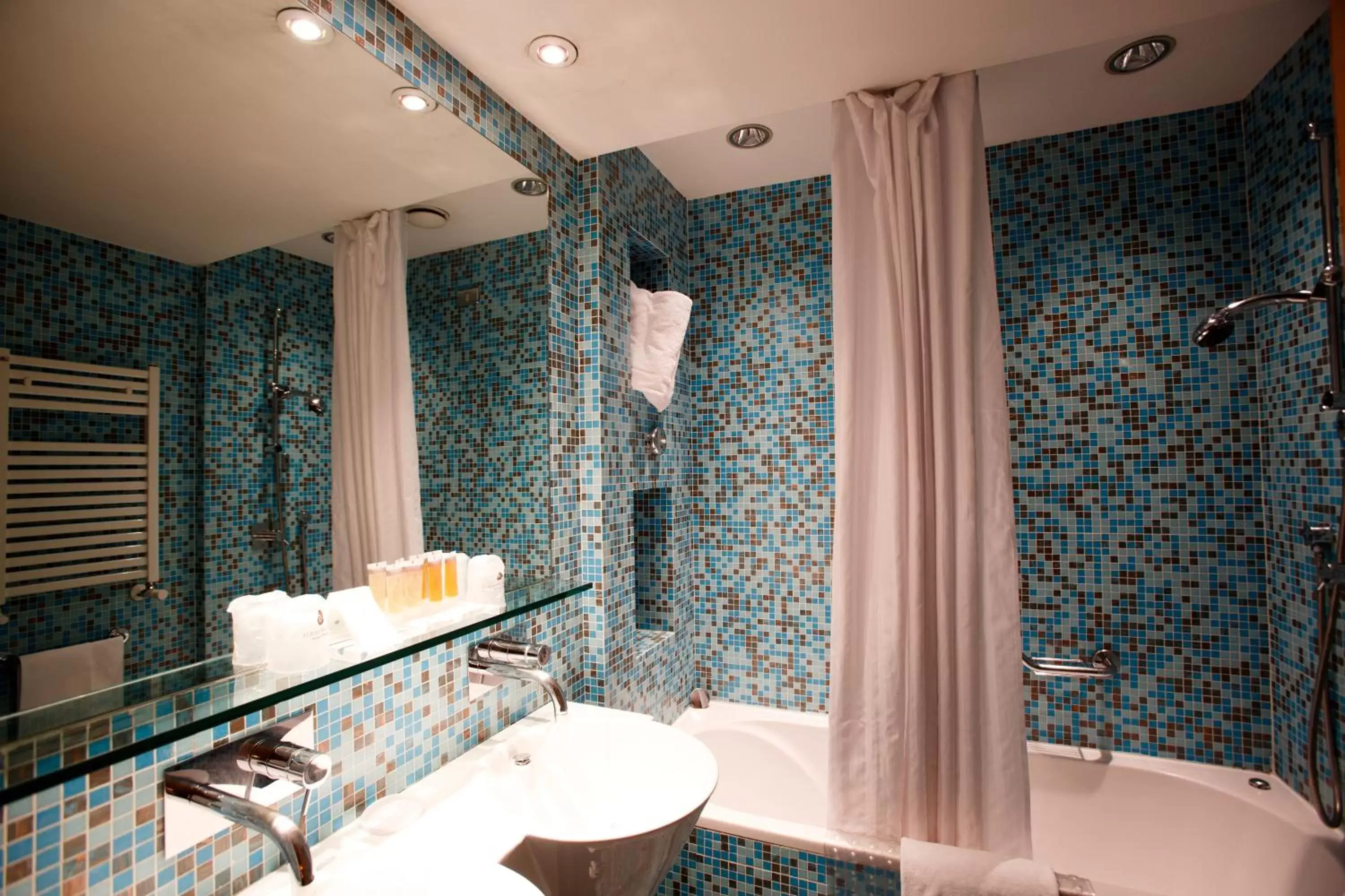 Bathroom in Albani Hotel Roma