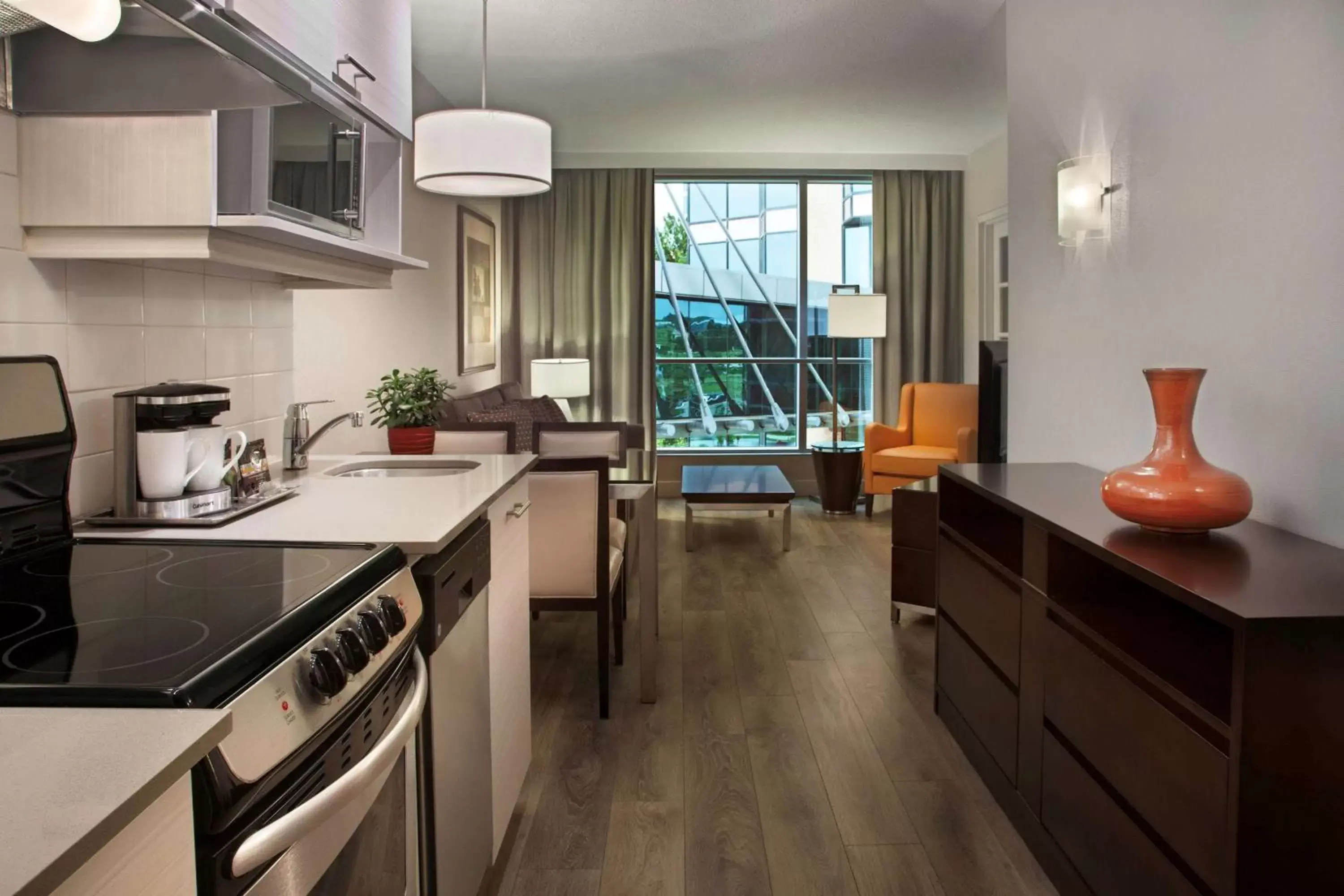 Bedroom, Kitchen/Kitchenette in Hilton Suites Toronto-Markham Conference Centre & Spa