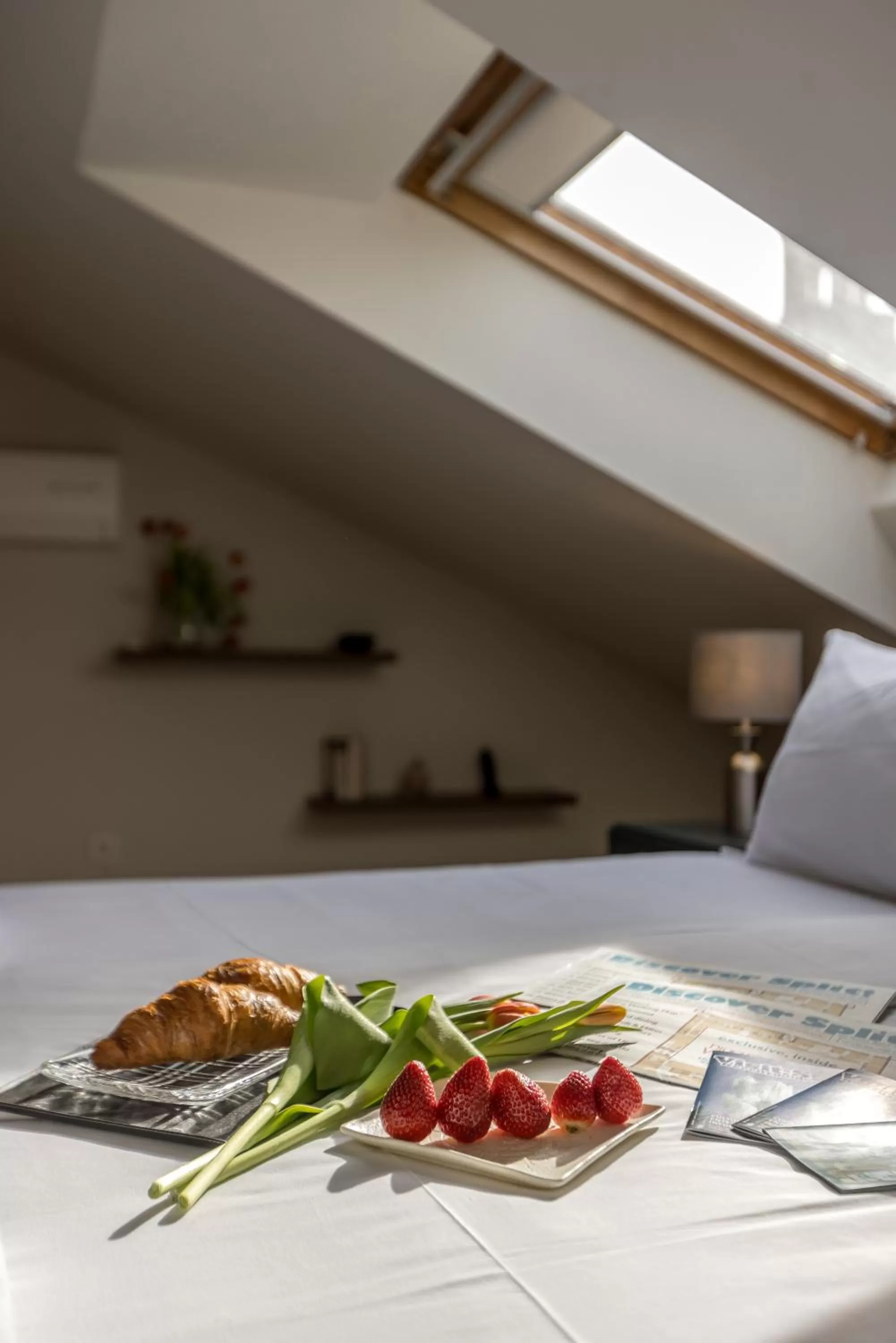 Bed in Leonis Restaurant & Rooms