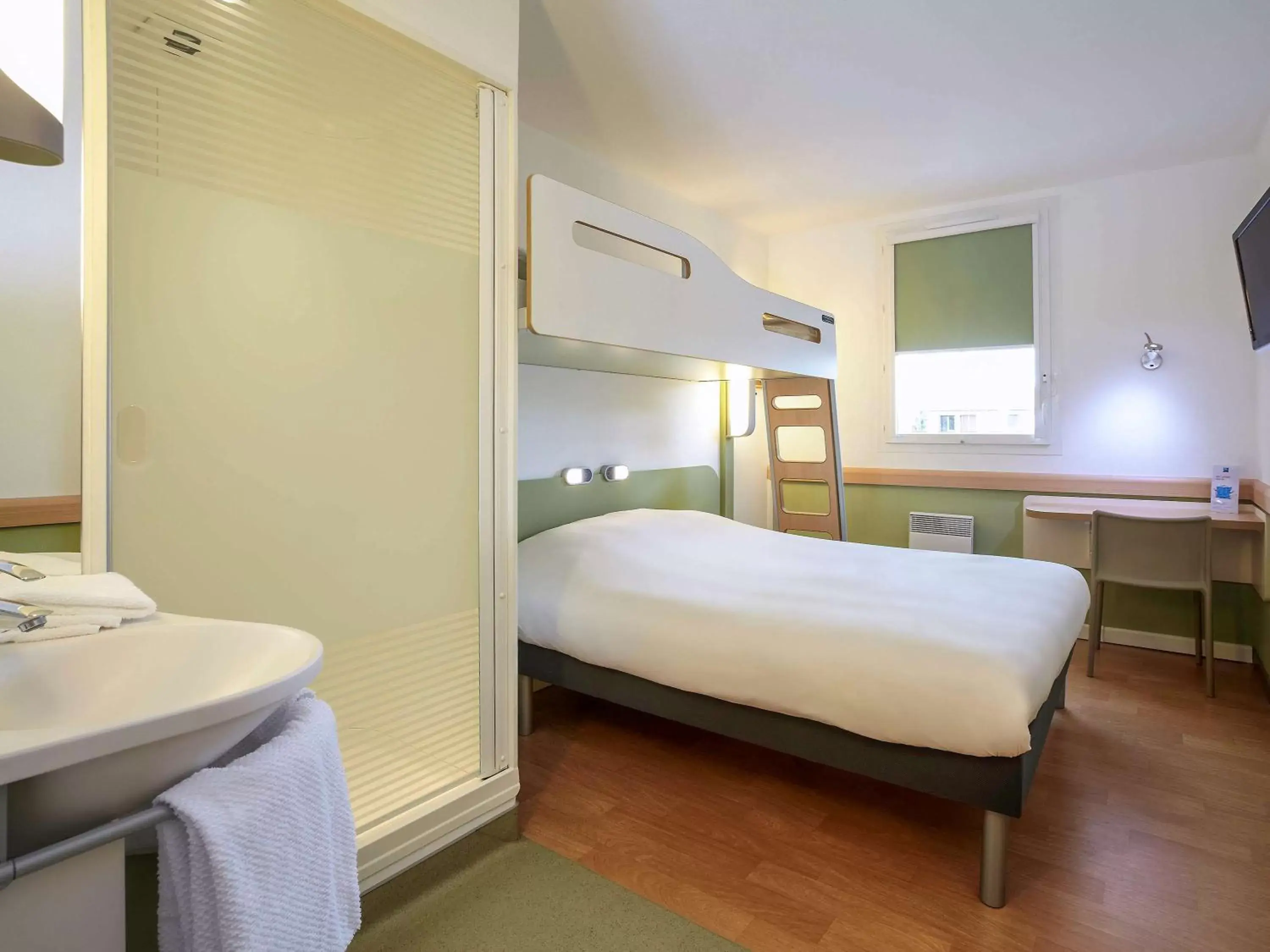 Photo of the whole room, Bed in ibis budget Pontarlier