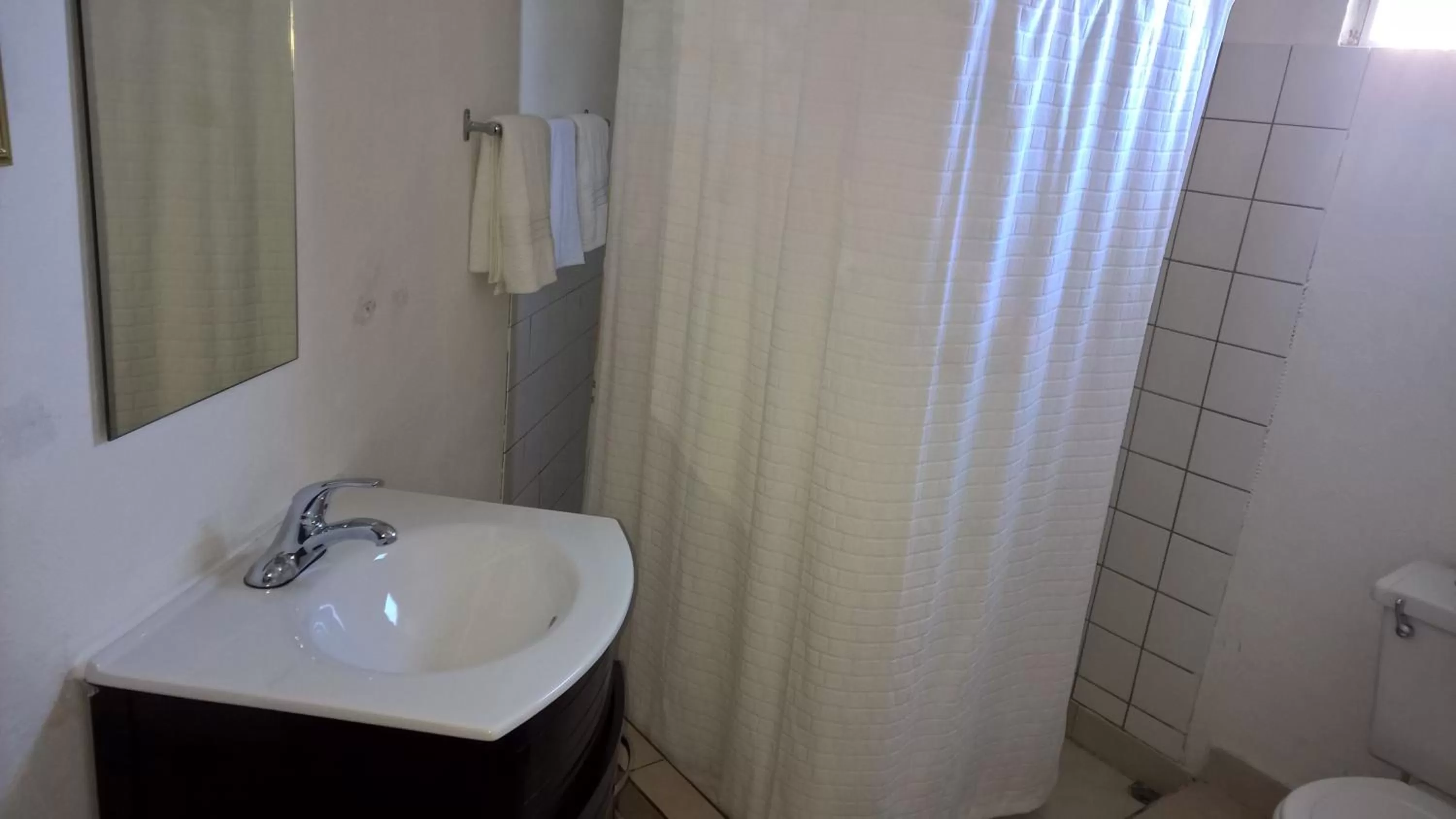 Bathroom in The Red Hut Inn