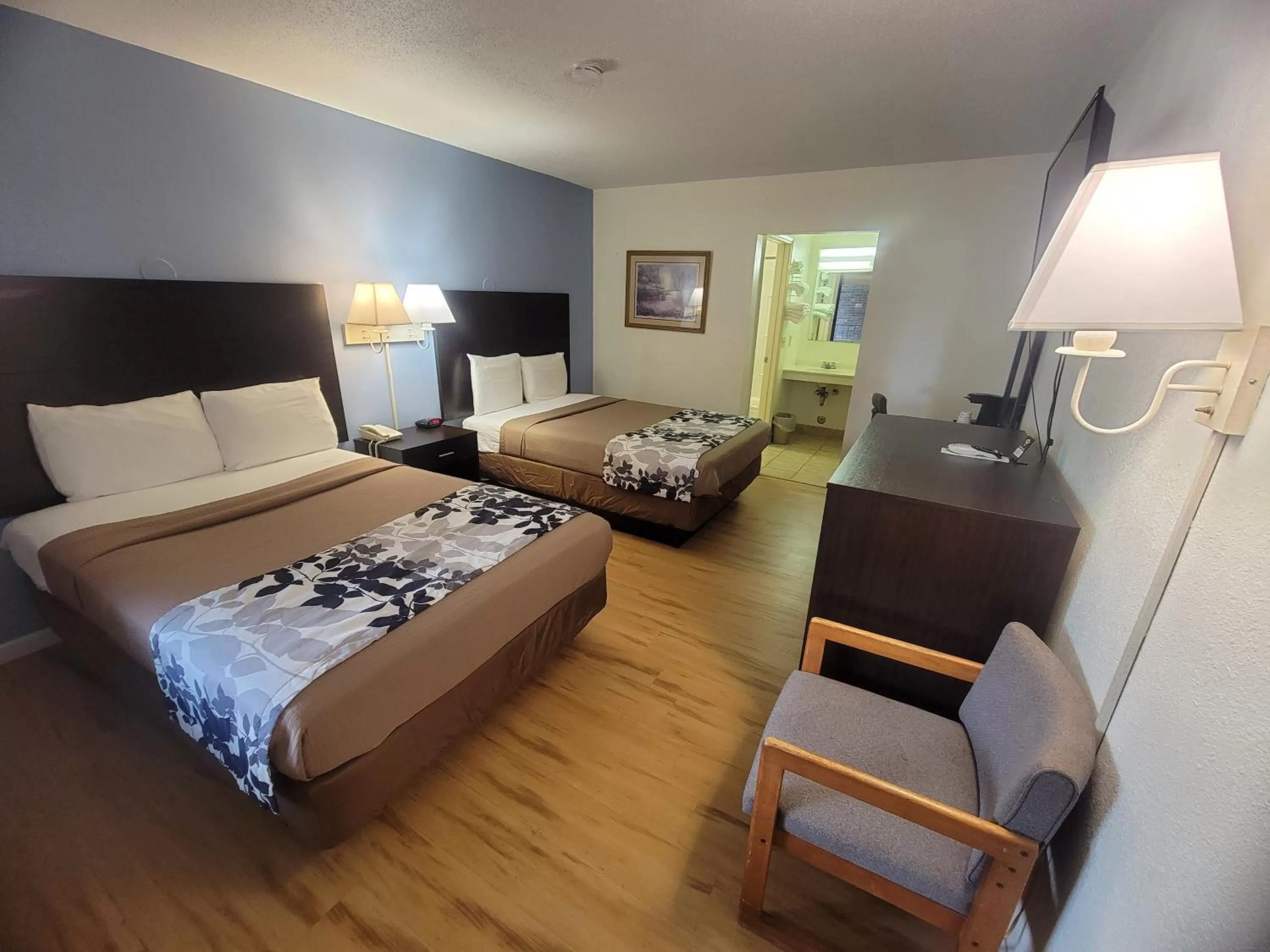 Bed in Elk Inn Motel