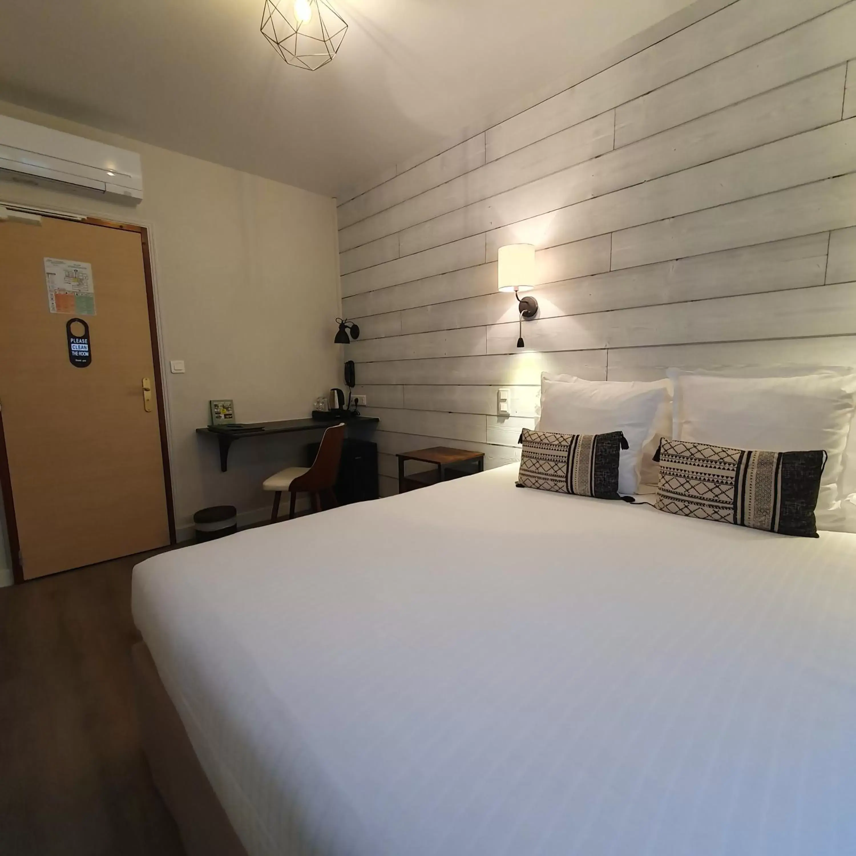 Property building, Bed in Logis Hotel La Closerie