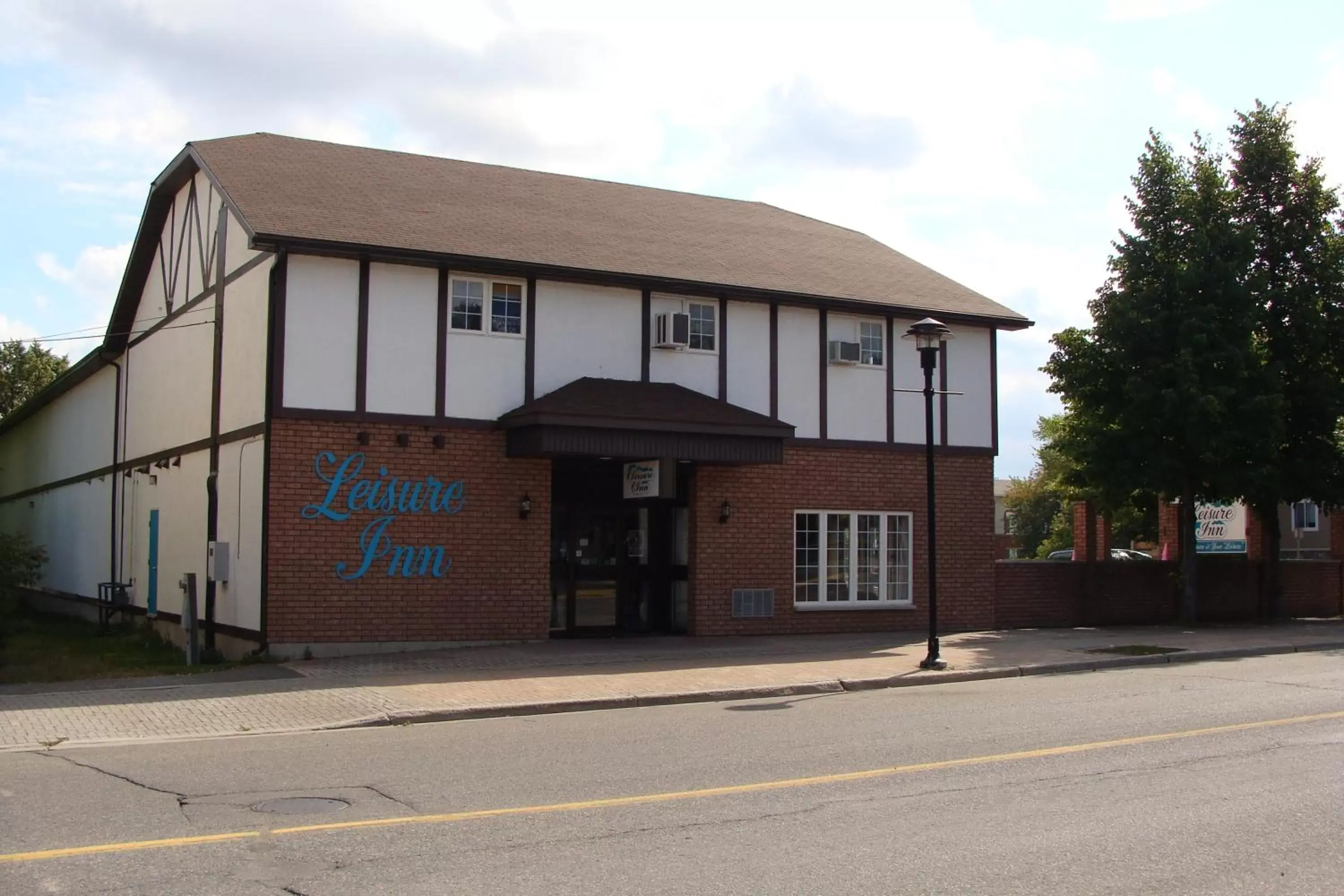 Facade/entrance, Property Building in Leisure Inn